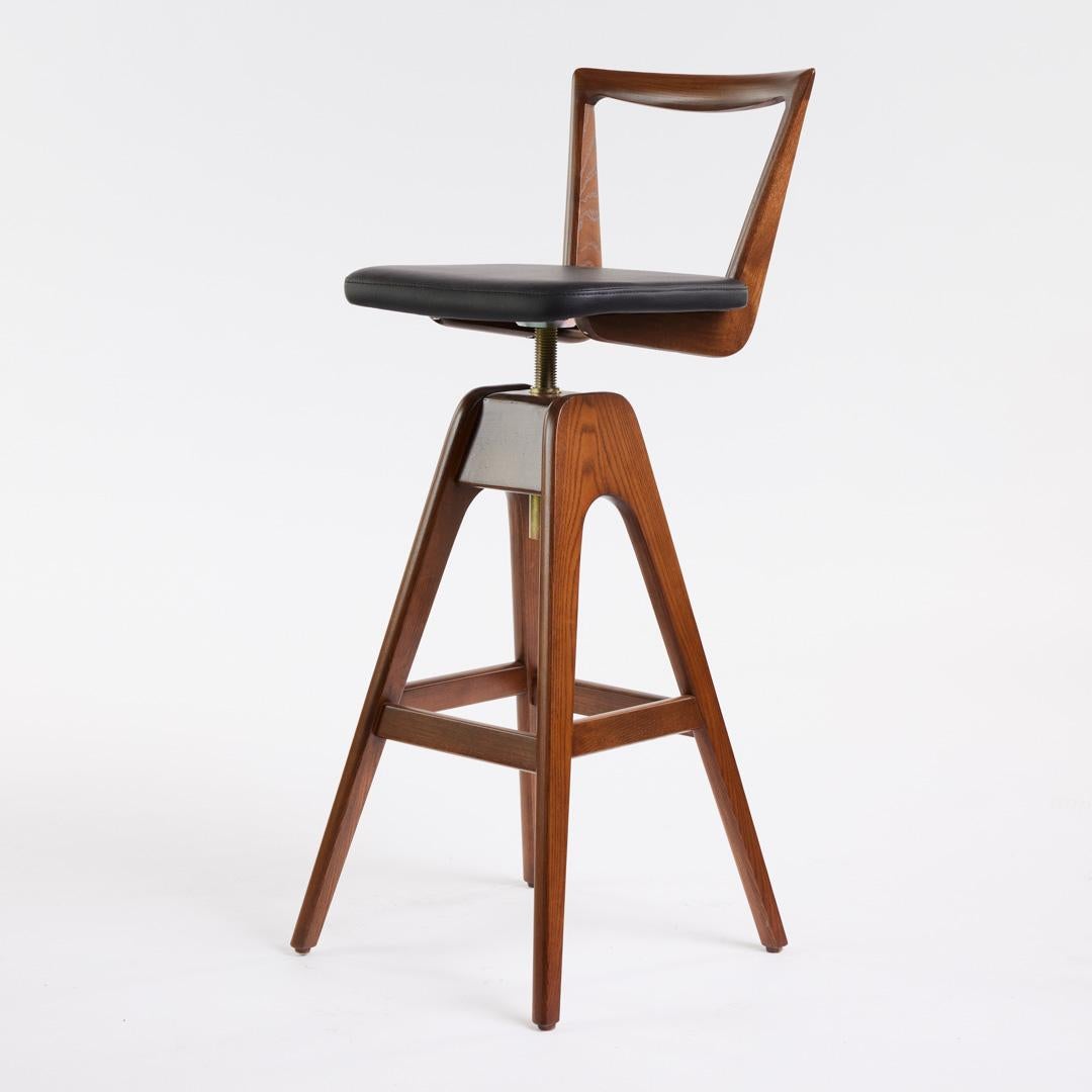 Taburete de bar danés TH Brown en fresno oscuro - Pieza icónica de diseño australiano Carpintería en venta