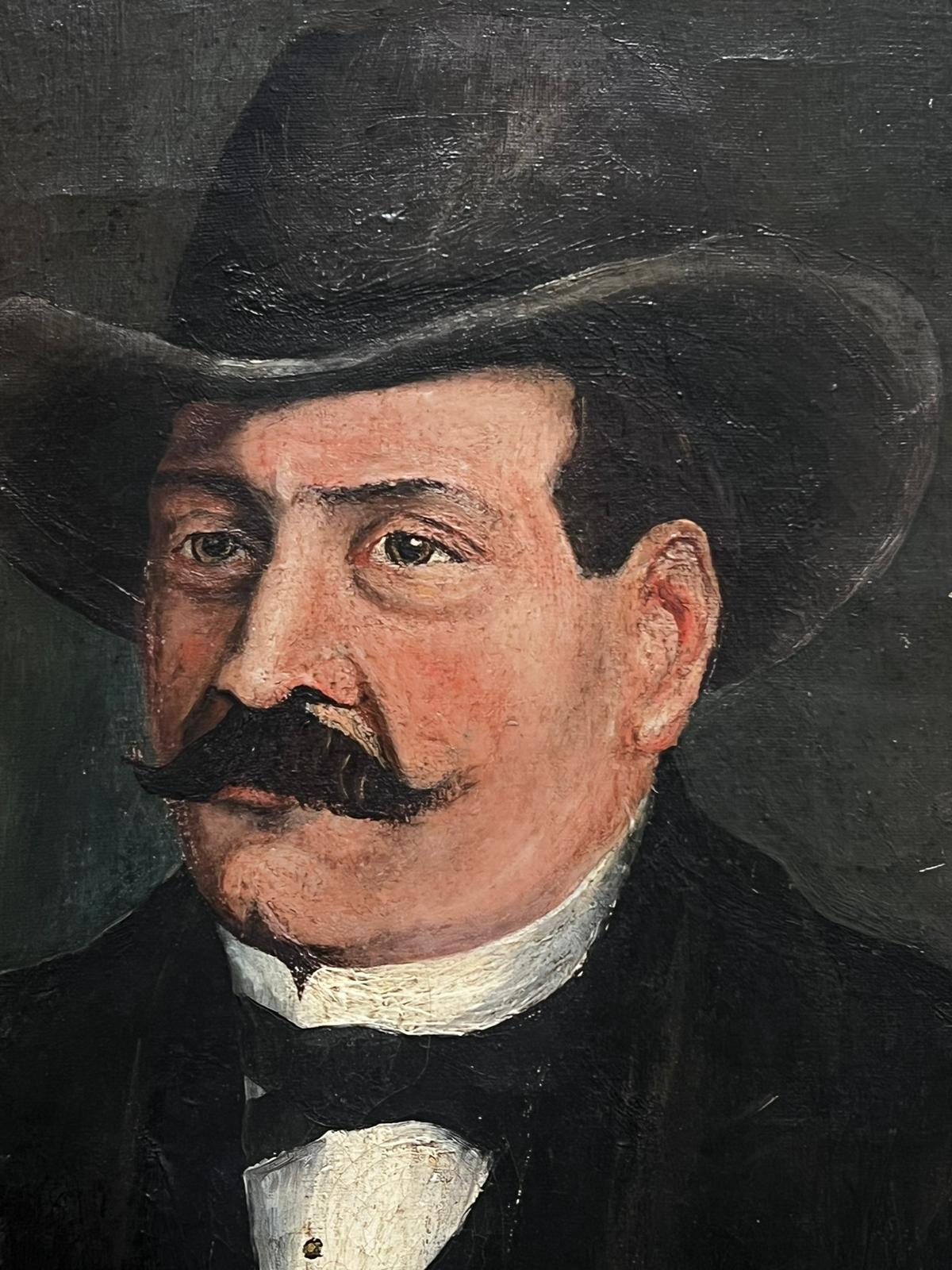 Charaktervolles Porträt eines französischen Mannes mit Hut und Pfeife, signiert und datiert 1903, Ölgemälde (Schwarz), Portrait Painting, von Th. Chevallier