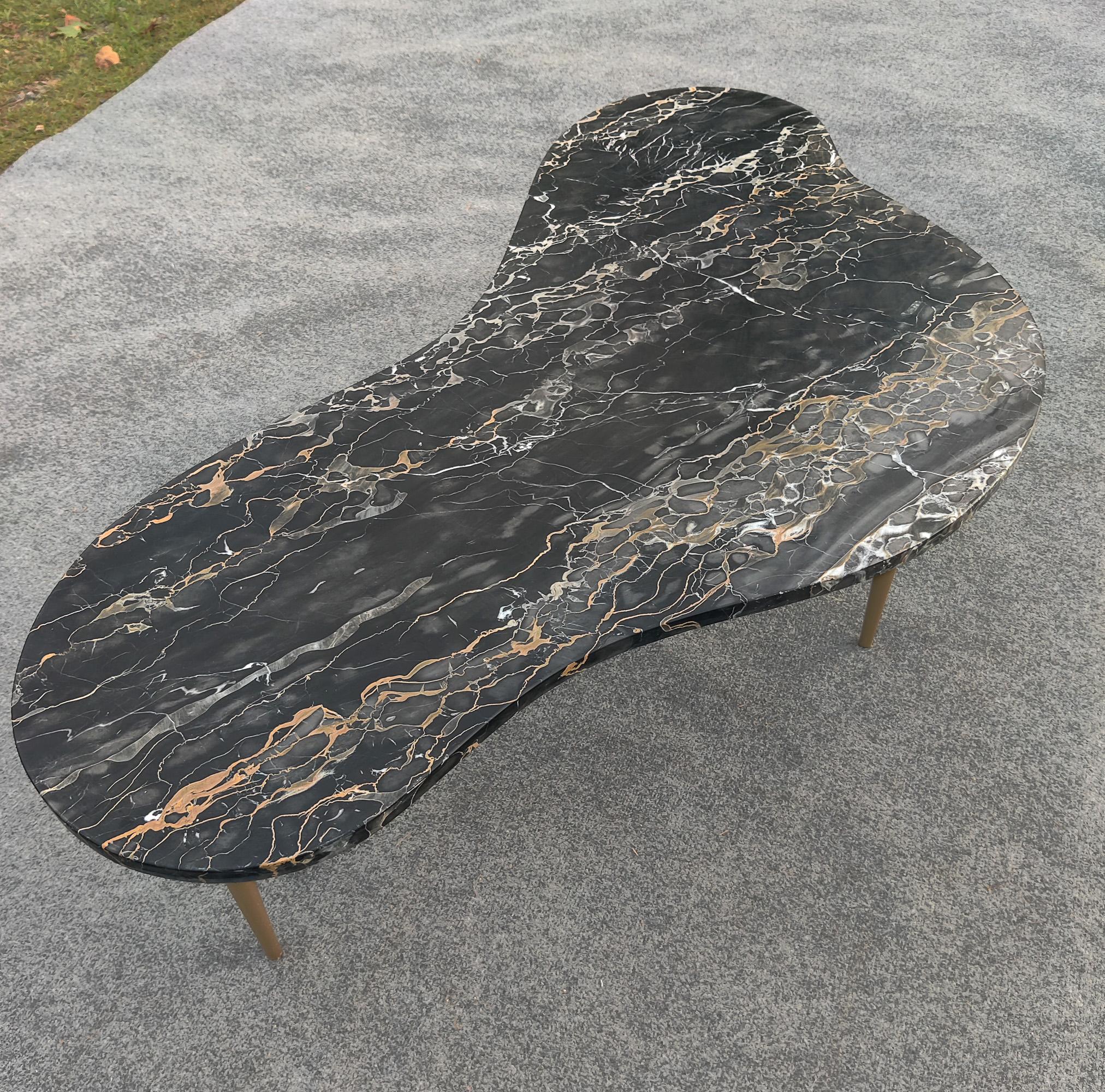 T.H. Table basse en marbre Nero Portoro et laiton de style Gibbings à la forme réniforme italienne en vente 4
