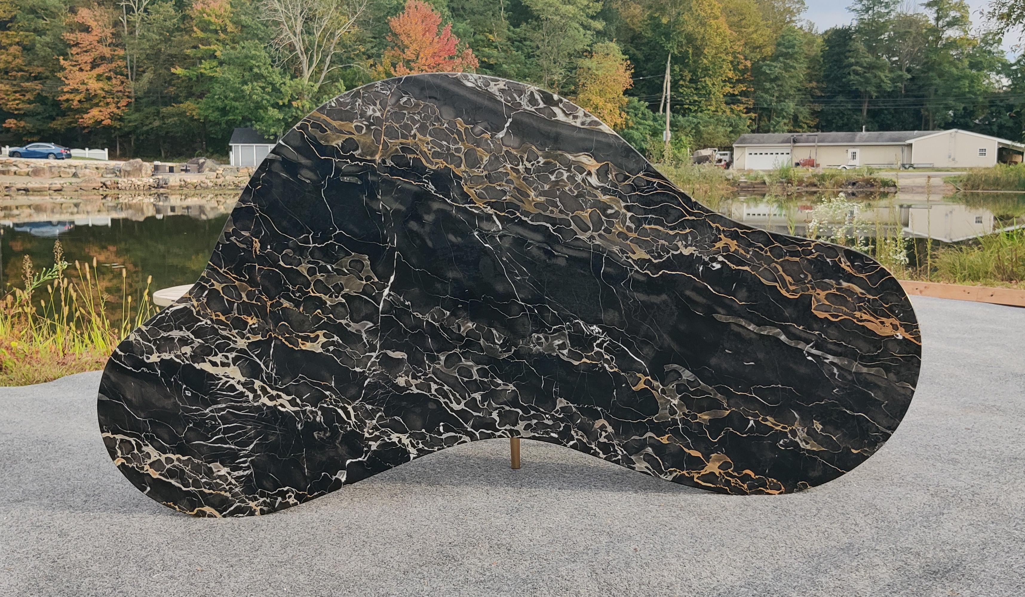 T.H. Table basse en marbre Nero Portoro et laiton de style Gibbings à la forme réniforme italienne en vente 7