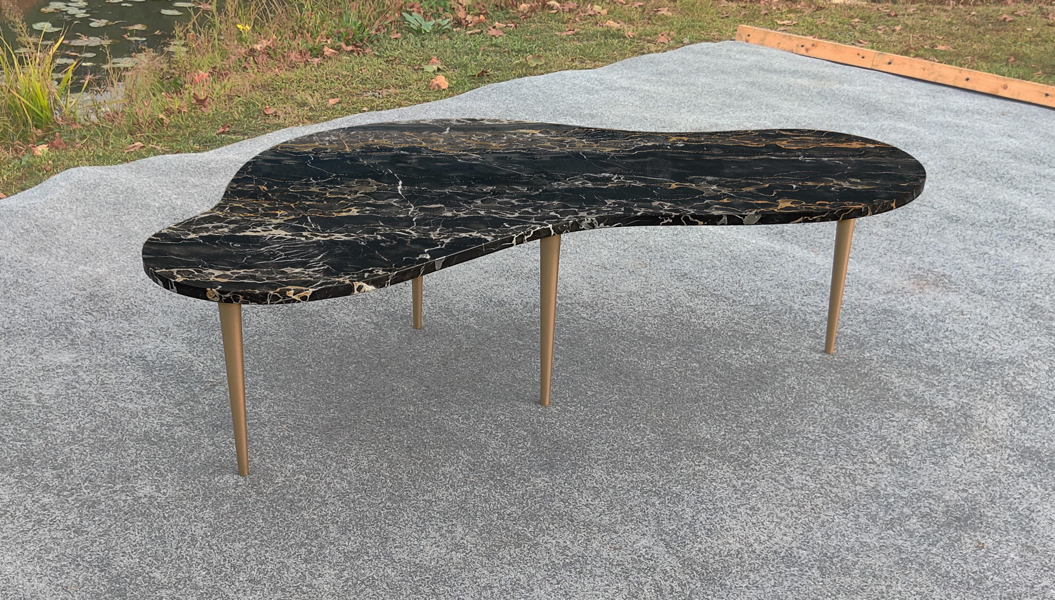 Conçue d'après le travail des prodiges italiens Gio Ponti ou Ico Parisi, cette table basse présente un incroyable morceau de marbre, taillé dans une forme super incurvée et séduisante. Assis à côté de lui, il semble se tendre, prêt à jouer le rôle