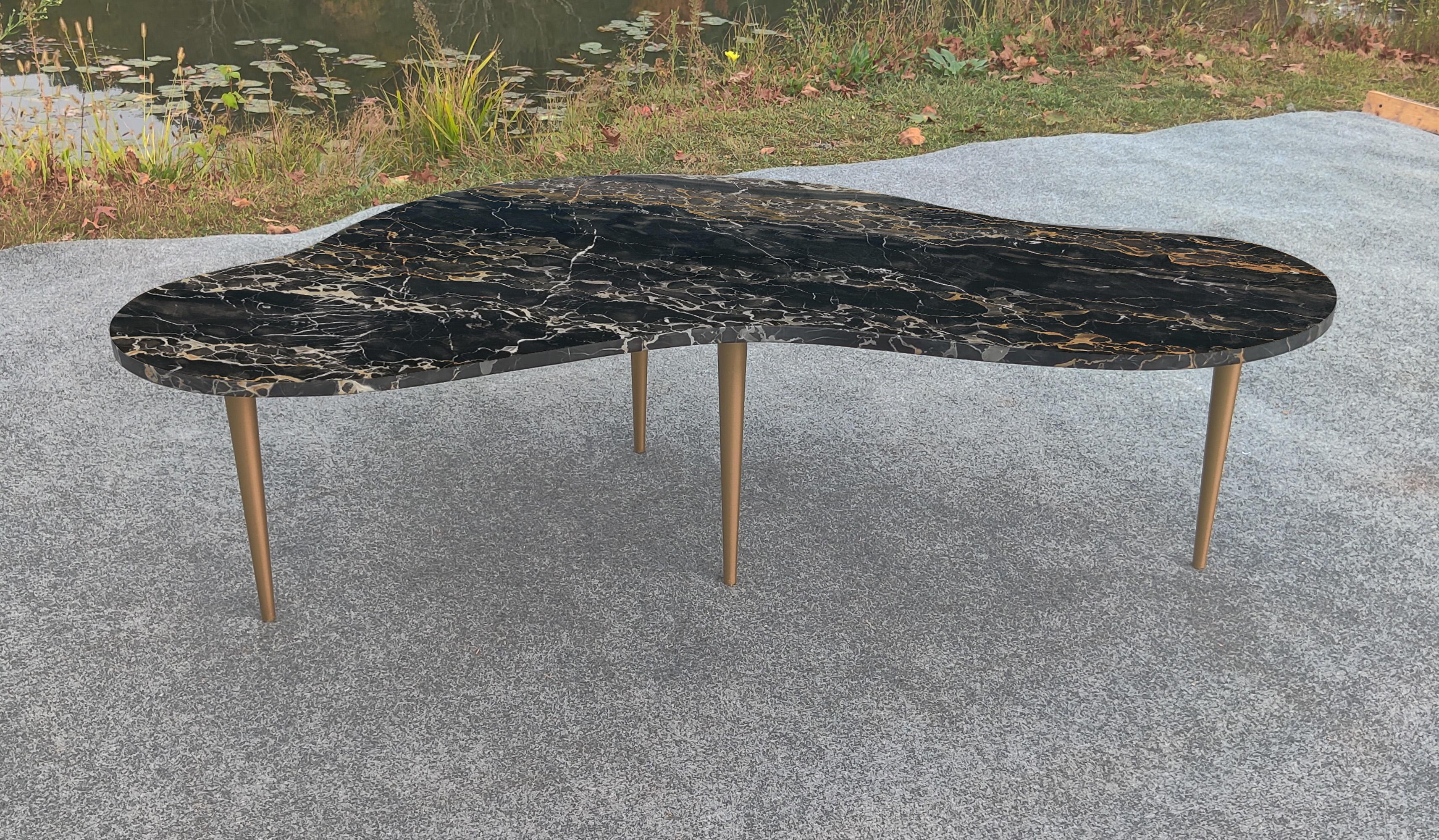 Mid-Century Modern T.H. Table basse en marbre Nero Portoro et laiton de style Gibbings à la forme réniforme italienne en vente