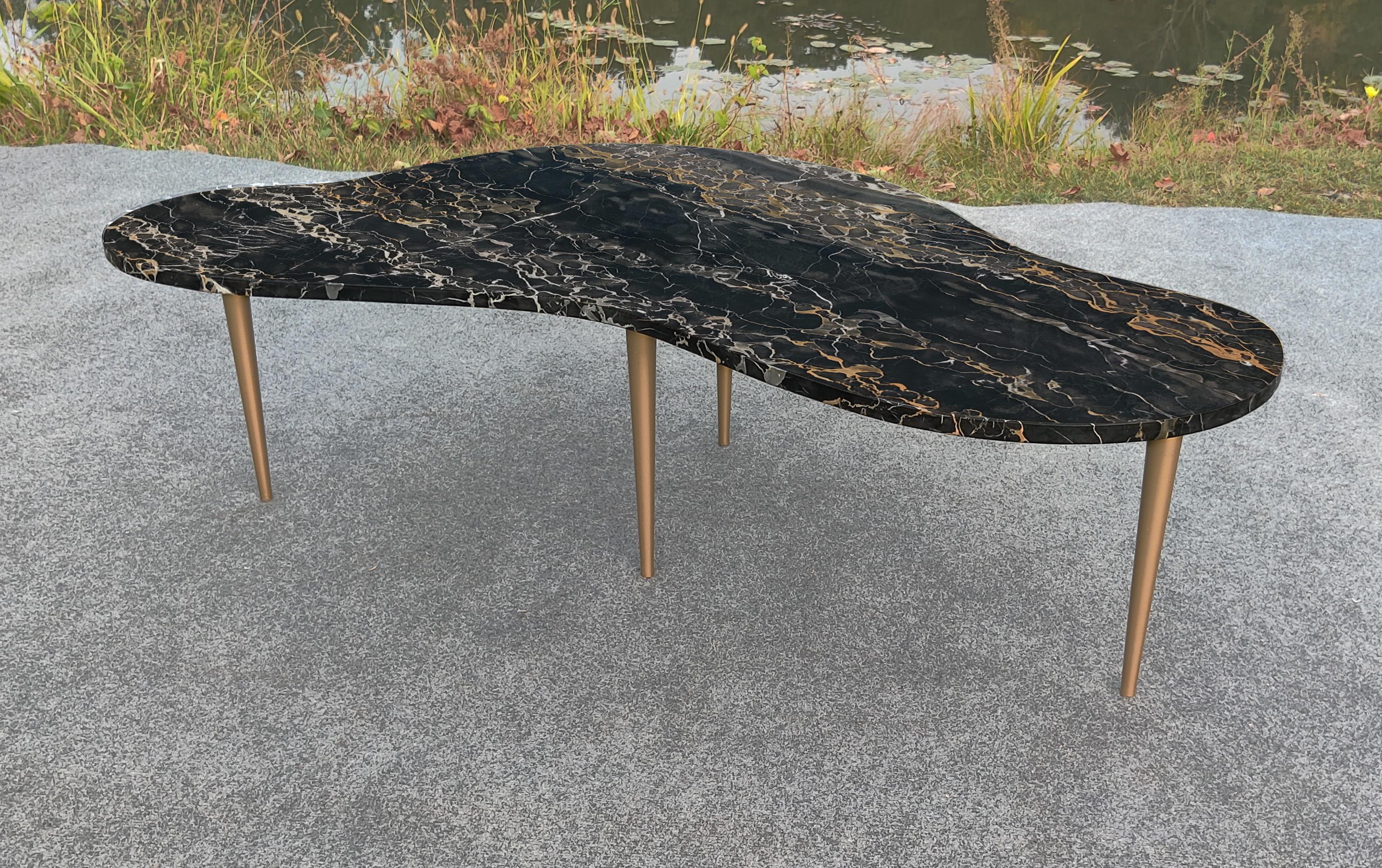 T.H. Table basse en marbre Nero Portoro et laiton de style Gibbings à la forme réniforme italienne Bon état - En vente à Philadelphia, PA