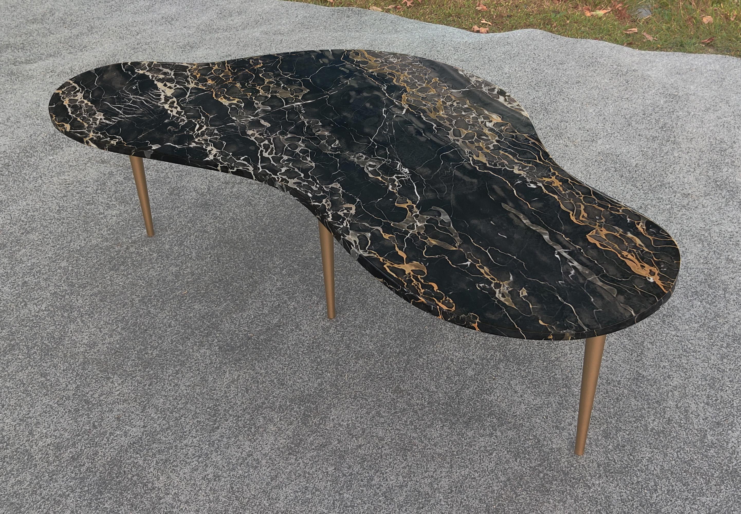 Milieu du XXe siècle T.H. Table basse en marbre Nero Portoro et laiton de style Gibbings à la forme réniforme italienne en vente