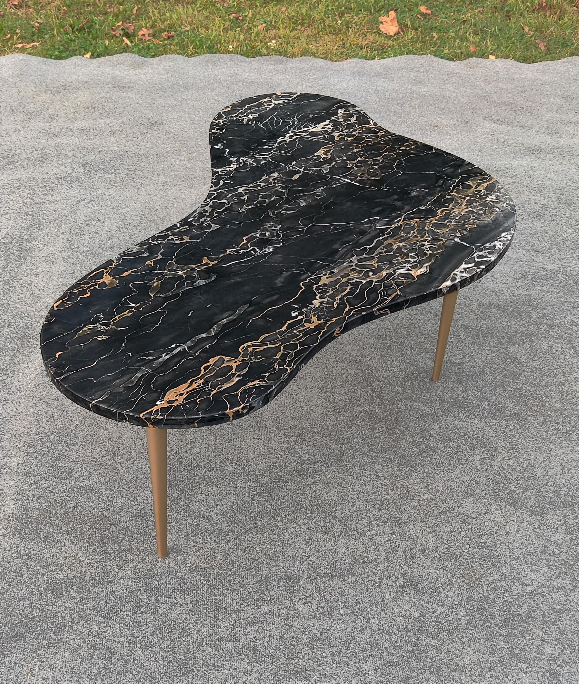 Laiton T.H. Table basse en marbre Nero Portoro et laiton de style Gibbings à la forme réniforme italienne en vente
