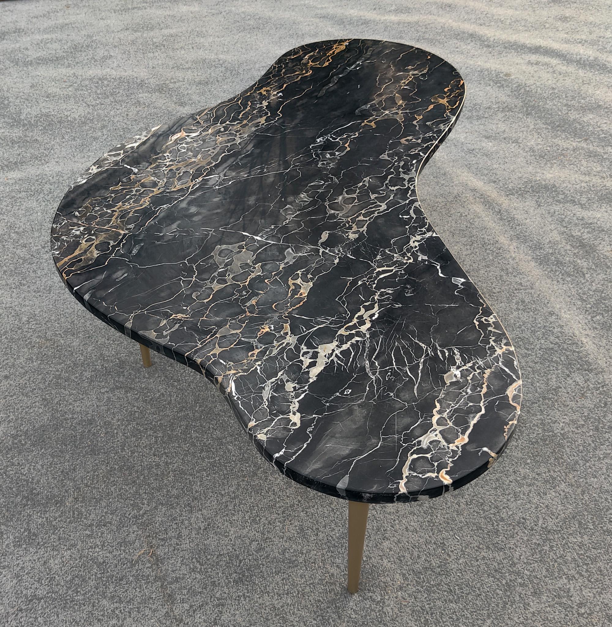 T.H. Table basse en marbre Nero Portoro et laiton de style Gibbings à la forme réniforme italienne en vente 1