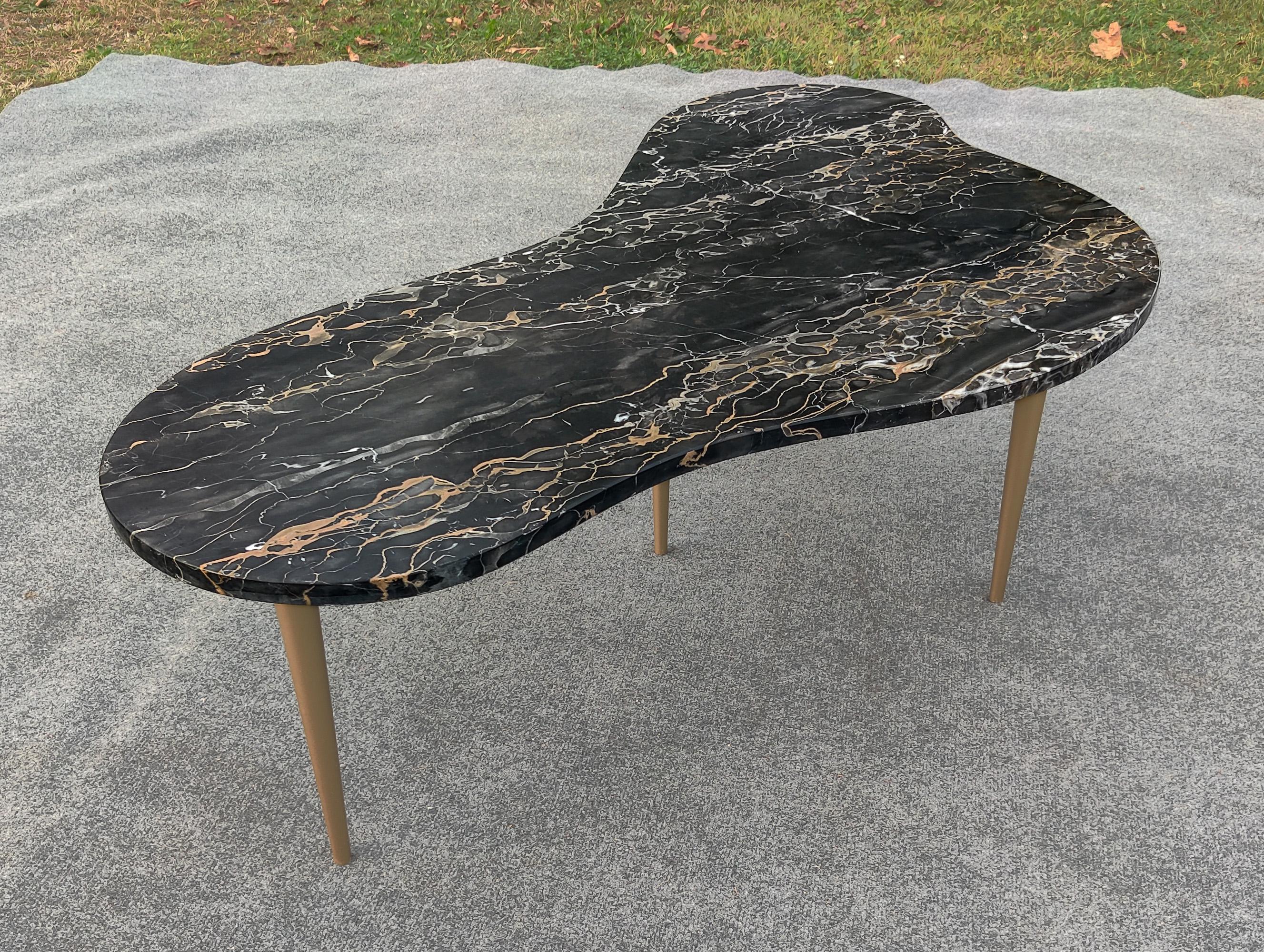 T.H. Table basse en marbre Nero Portoro et laiton de style Gibbings à la forme réniforme italienne en vente 2