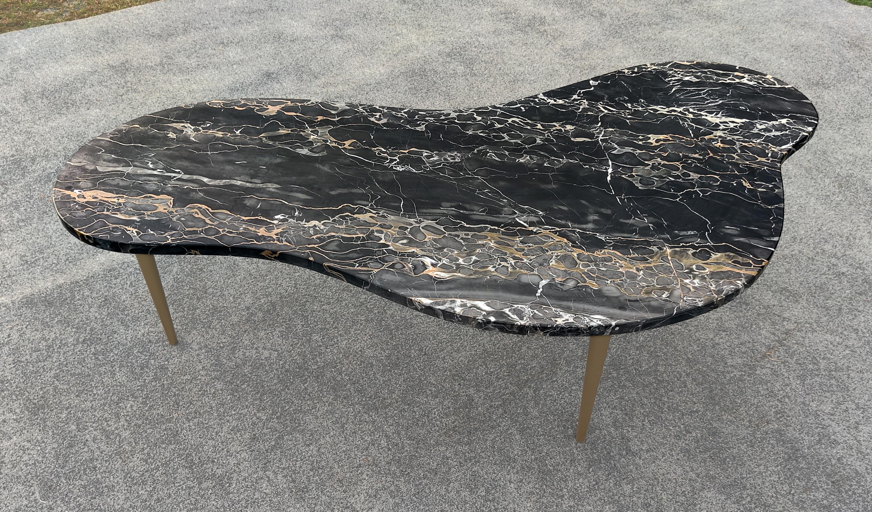 T.H. Table basse en marbre Nero Portoro et laiton de style Gibbings à la forme réniforme italienne en vente 3