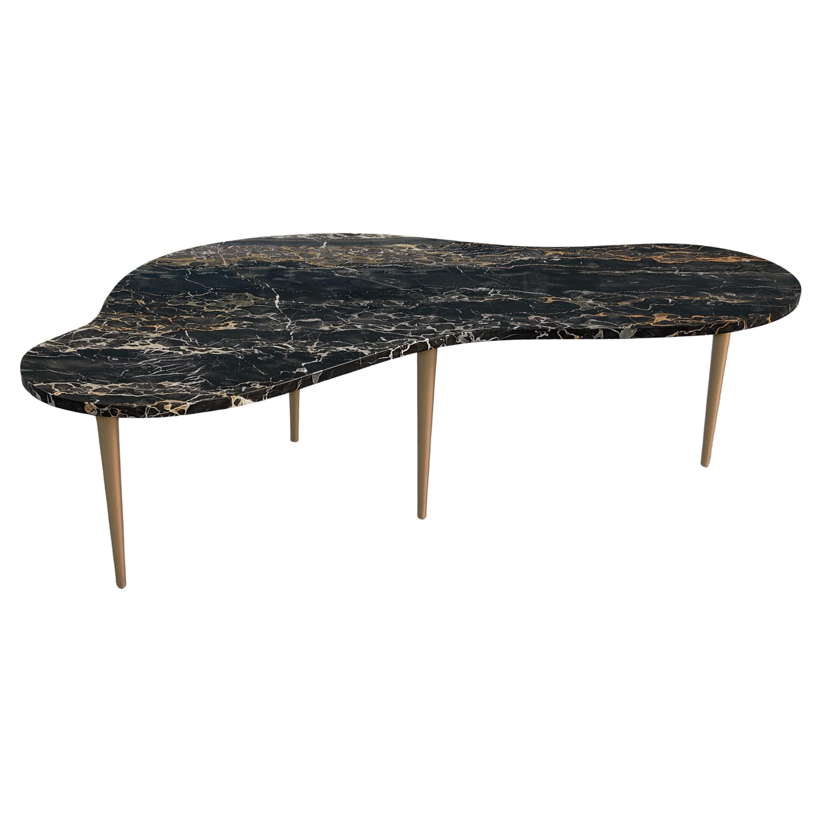 T.H. Table basse en marbre Nero Portoro et laiton de style Gibbings à la forme réniforme italienne en vente