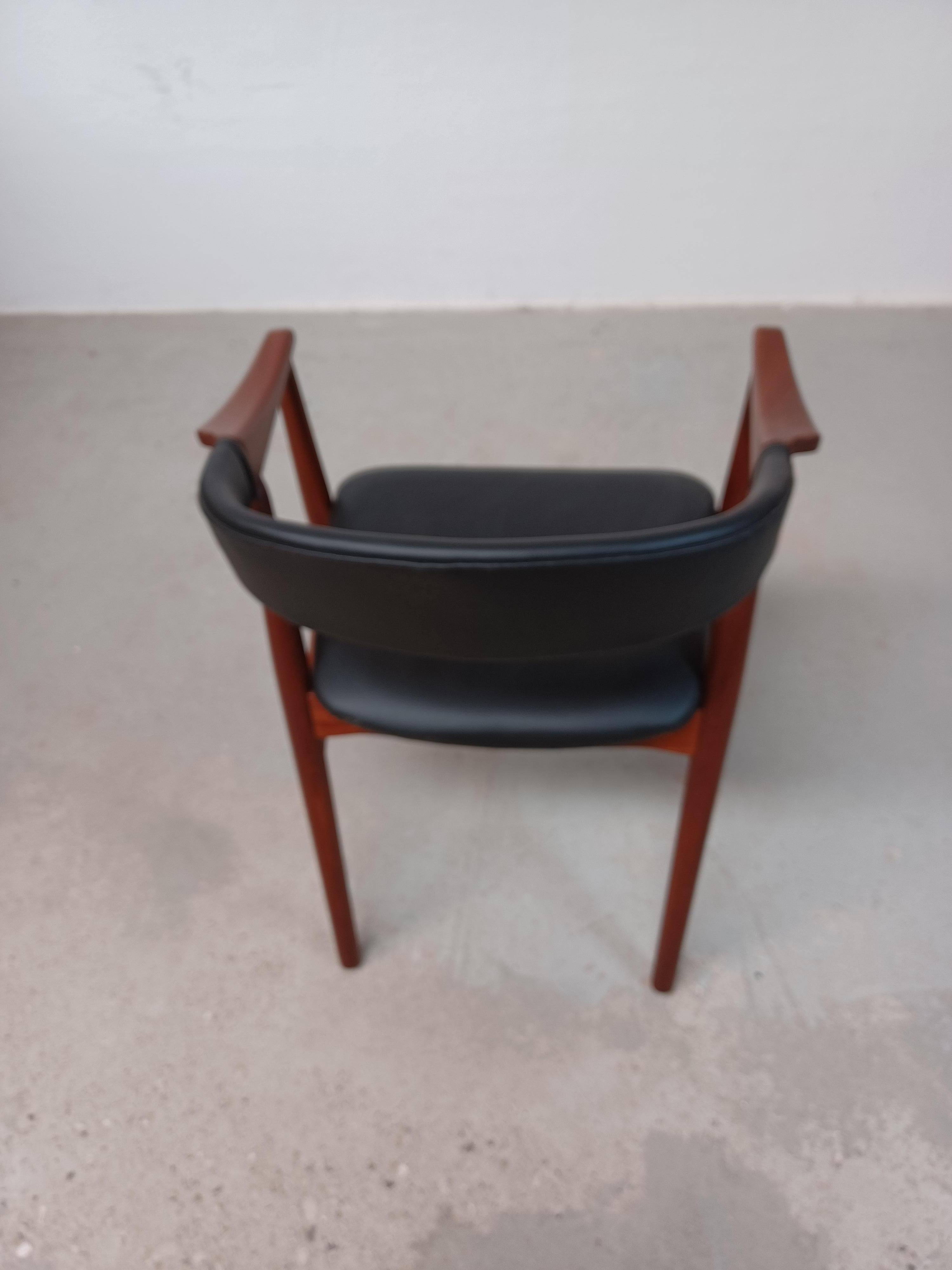 Th. Harlev Teak Armchair Reupholstered in Black Leather. Excellent Condition For Sale 4