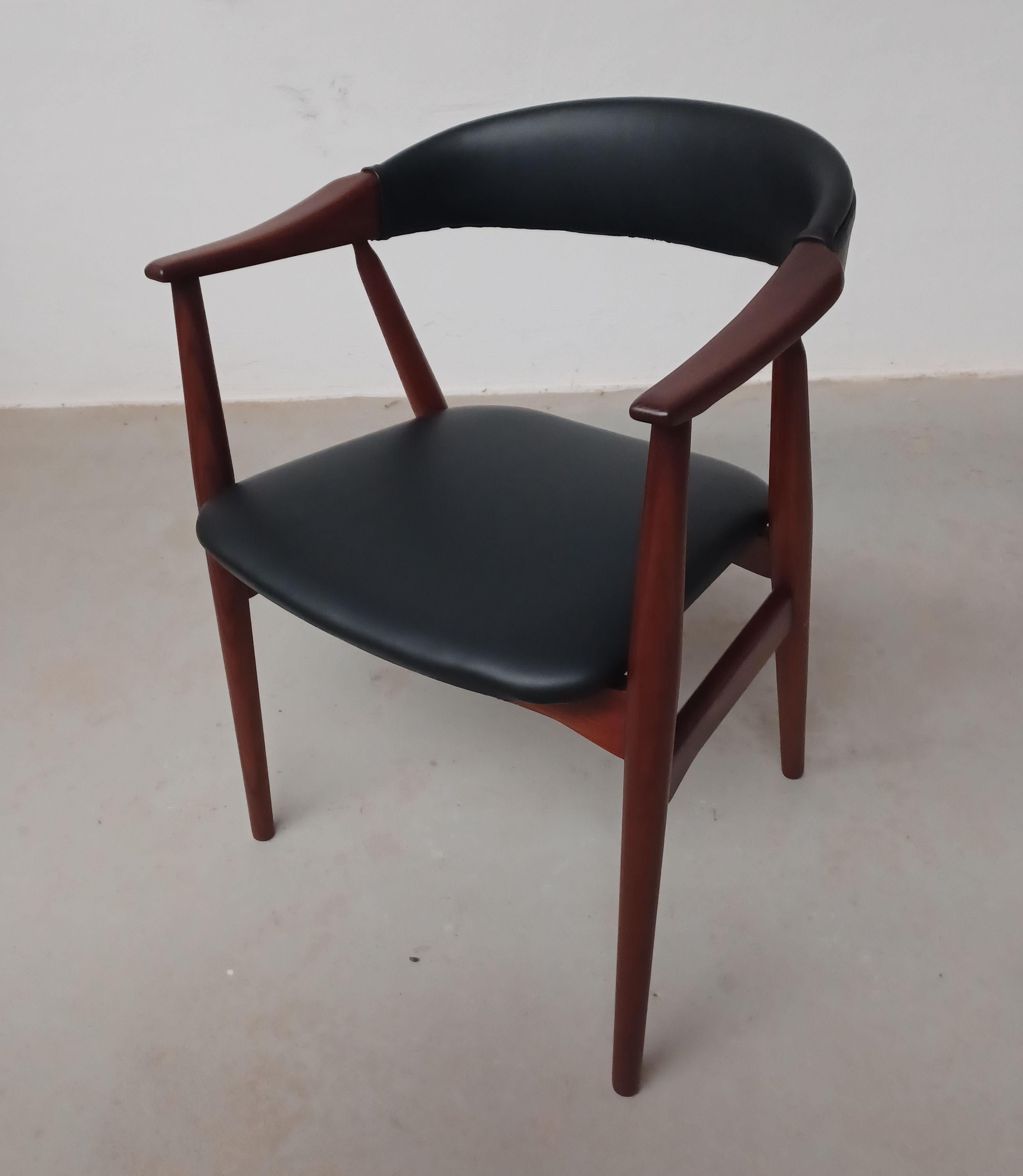 Scandinave moderne Th. Fauteuil Harlev en teck recouvert de cuir noir. Excellent état en vente