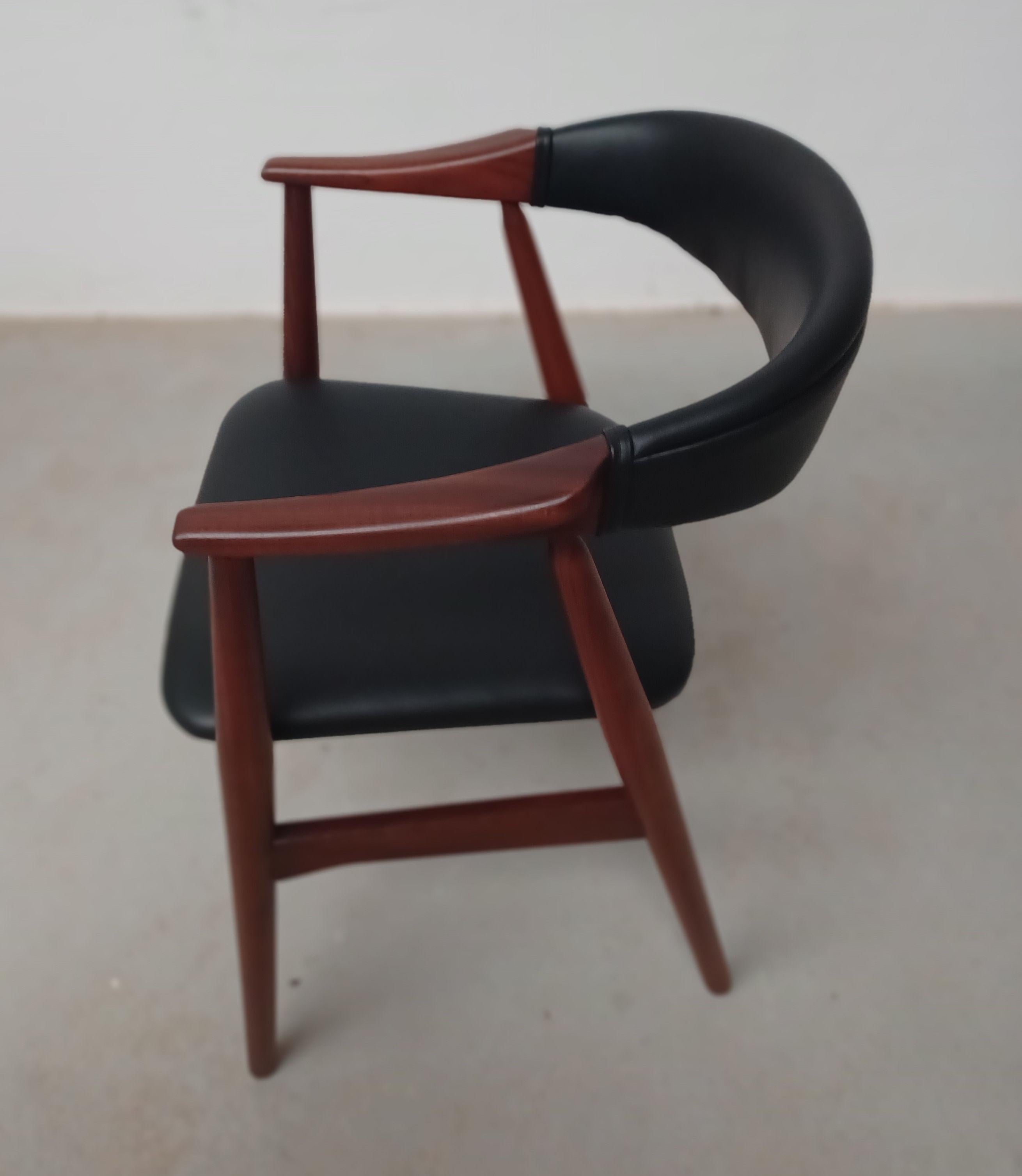 Danois Th. Fauteuil Harlev en teck recouvert de cuir noir. Excellent état en vente