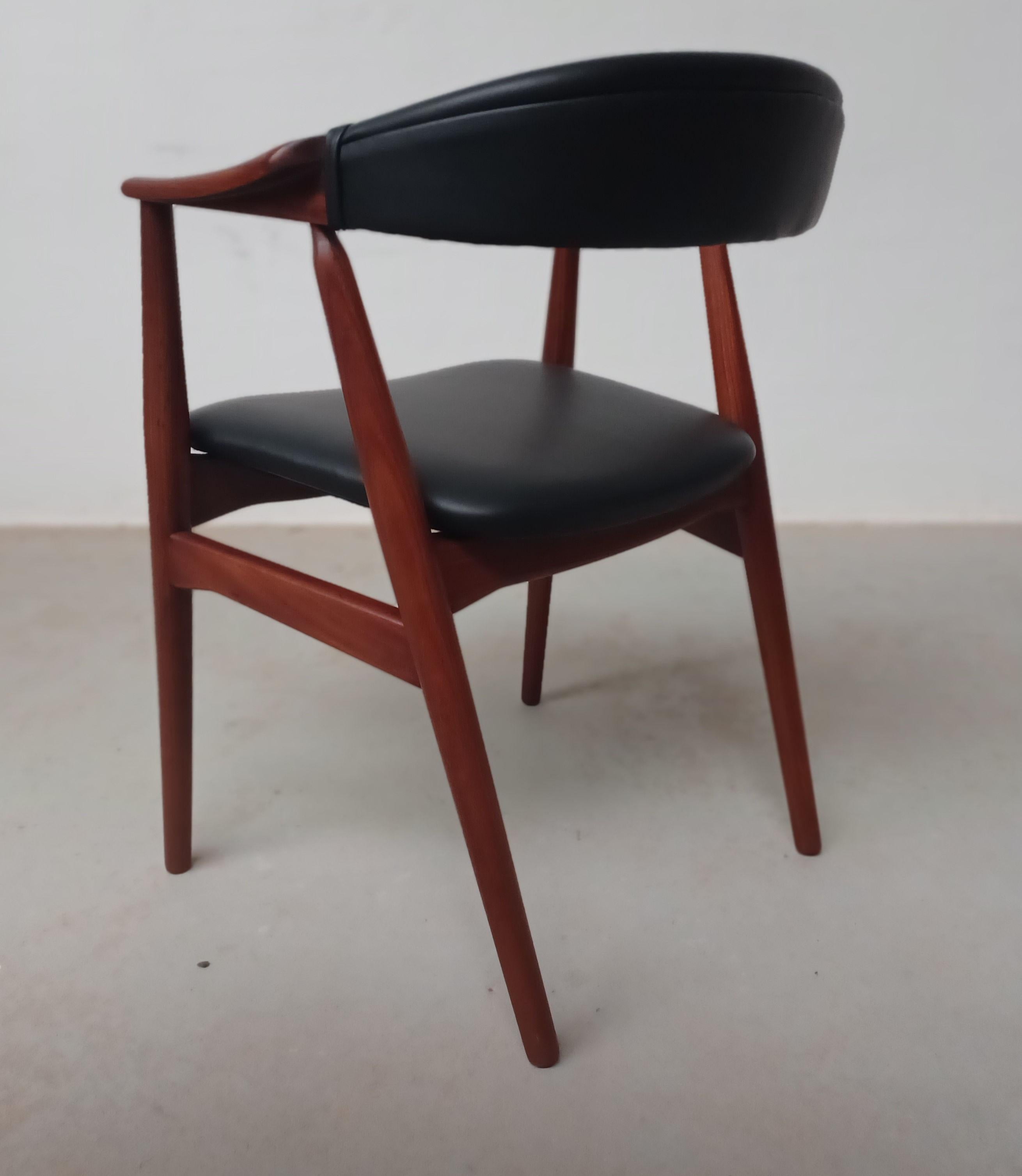 Th. Fauteuil Harlev en teck recouvert de cuir noir. Excellent état Excellent état - En vente à Knebel, DK
