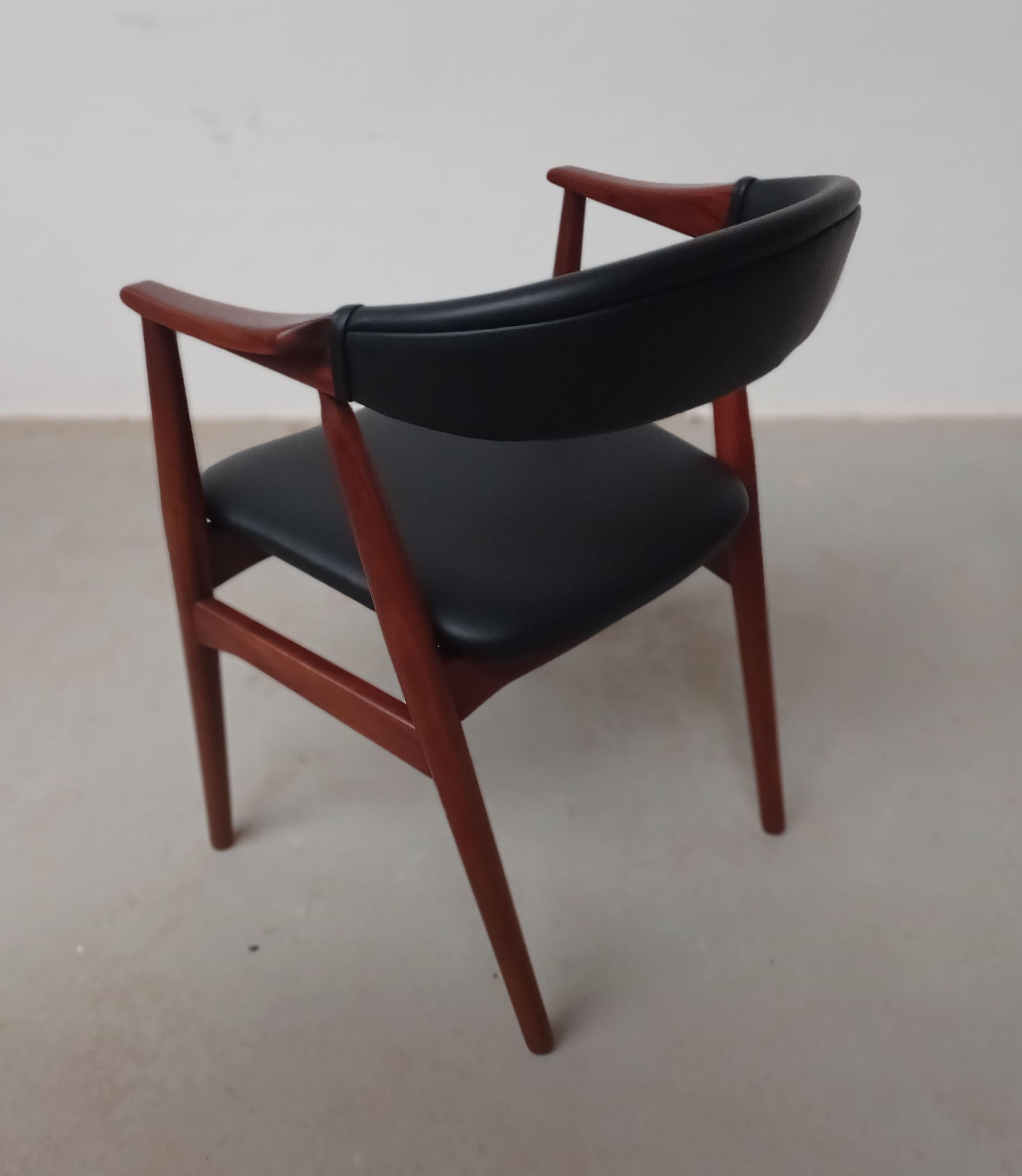 Milieu du XXe siècle Th. Fauteuil Harlev en teck recouvert de cuir noir. Excellent état en vente