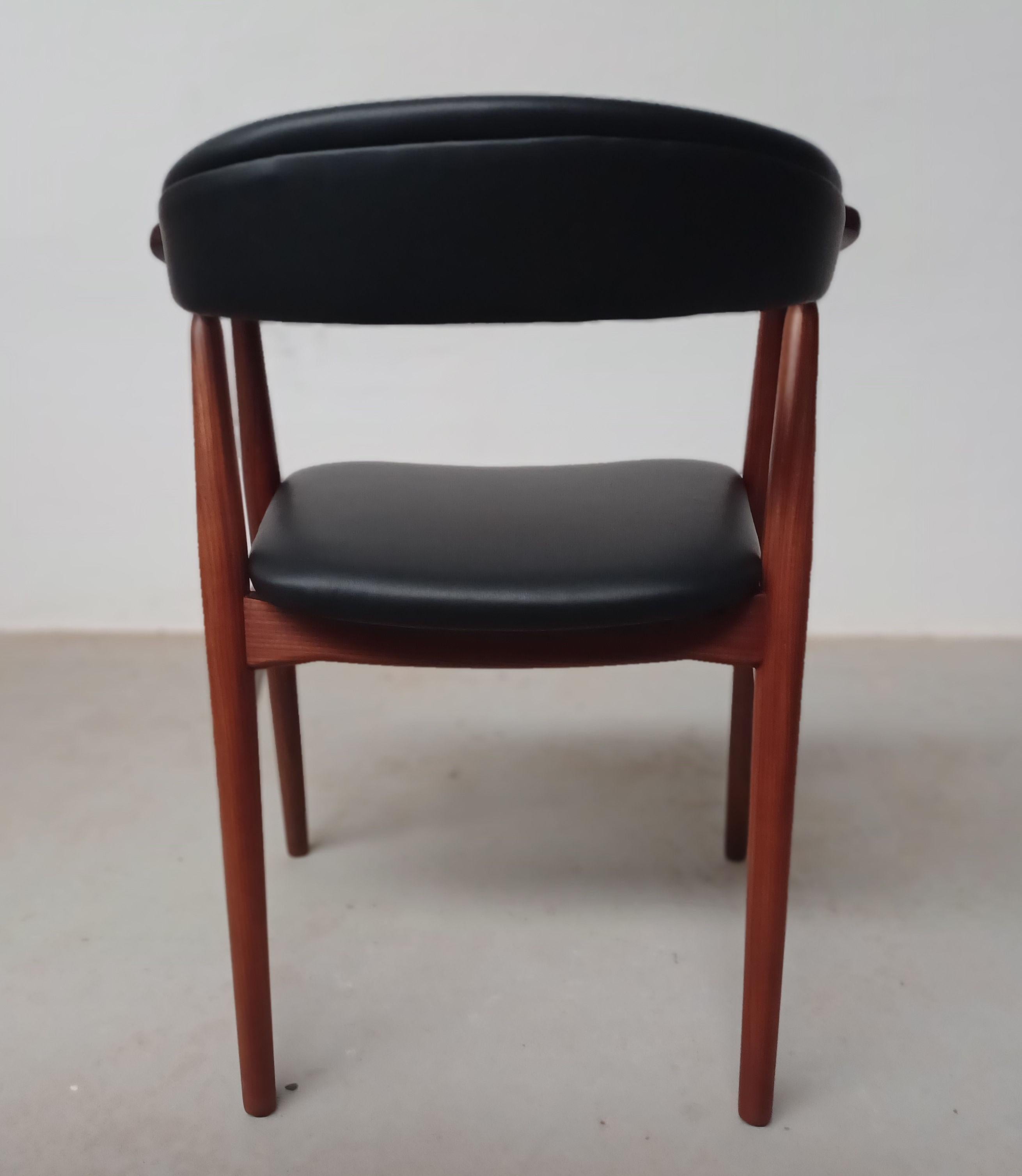 Teck Th. Fauteuil Harlev en teck recouvert de cuir noir. Excellent état en vente