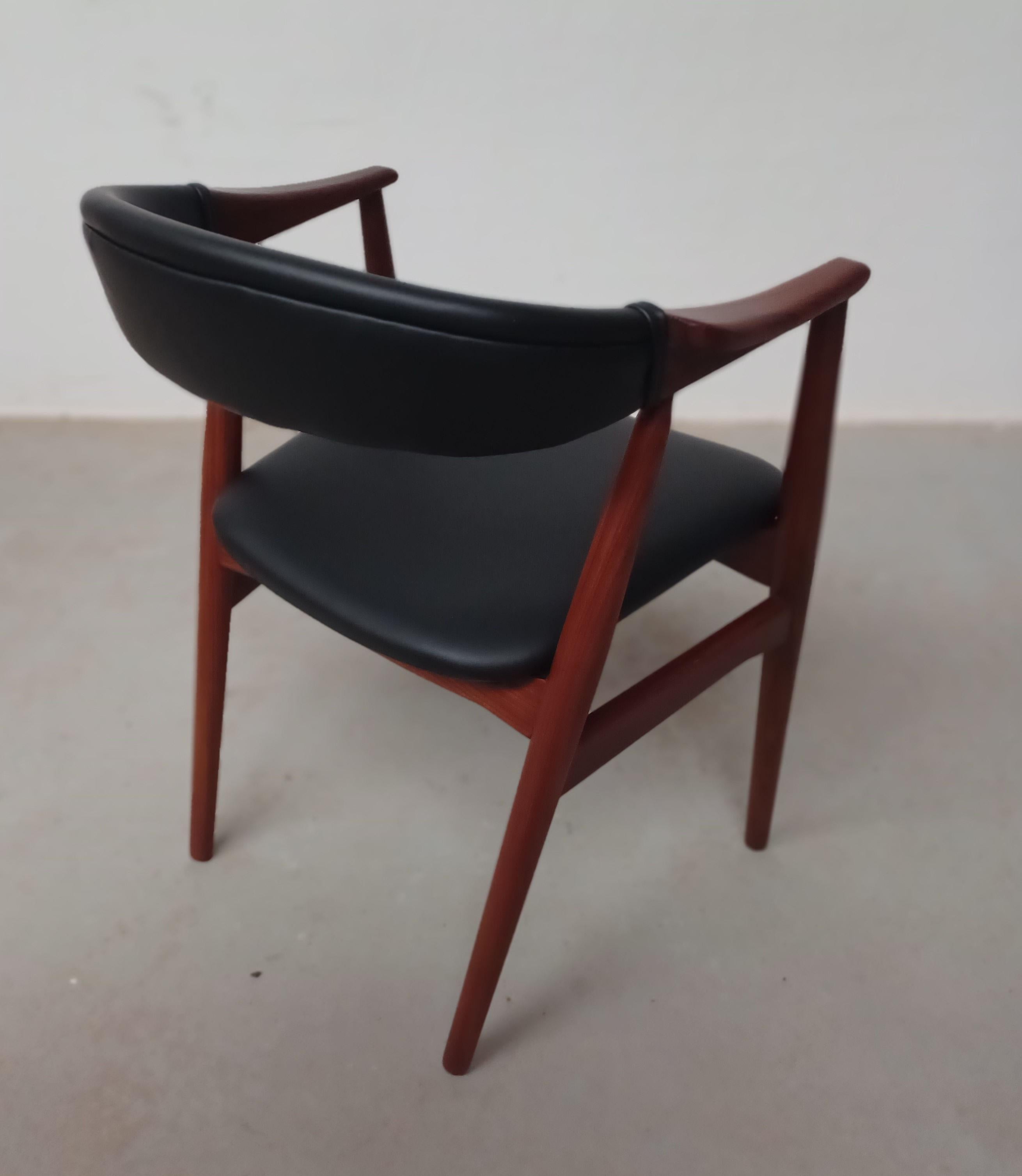 Teck Th. Fauteuil Harlev en teck recouvert de cuir noir. Excellent état en vente