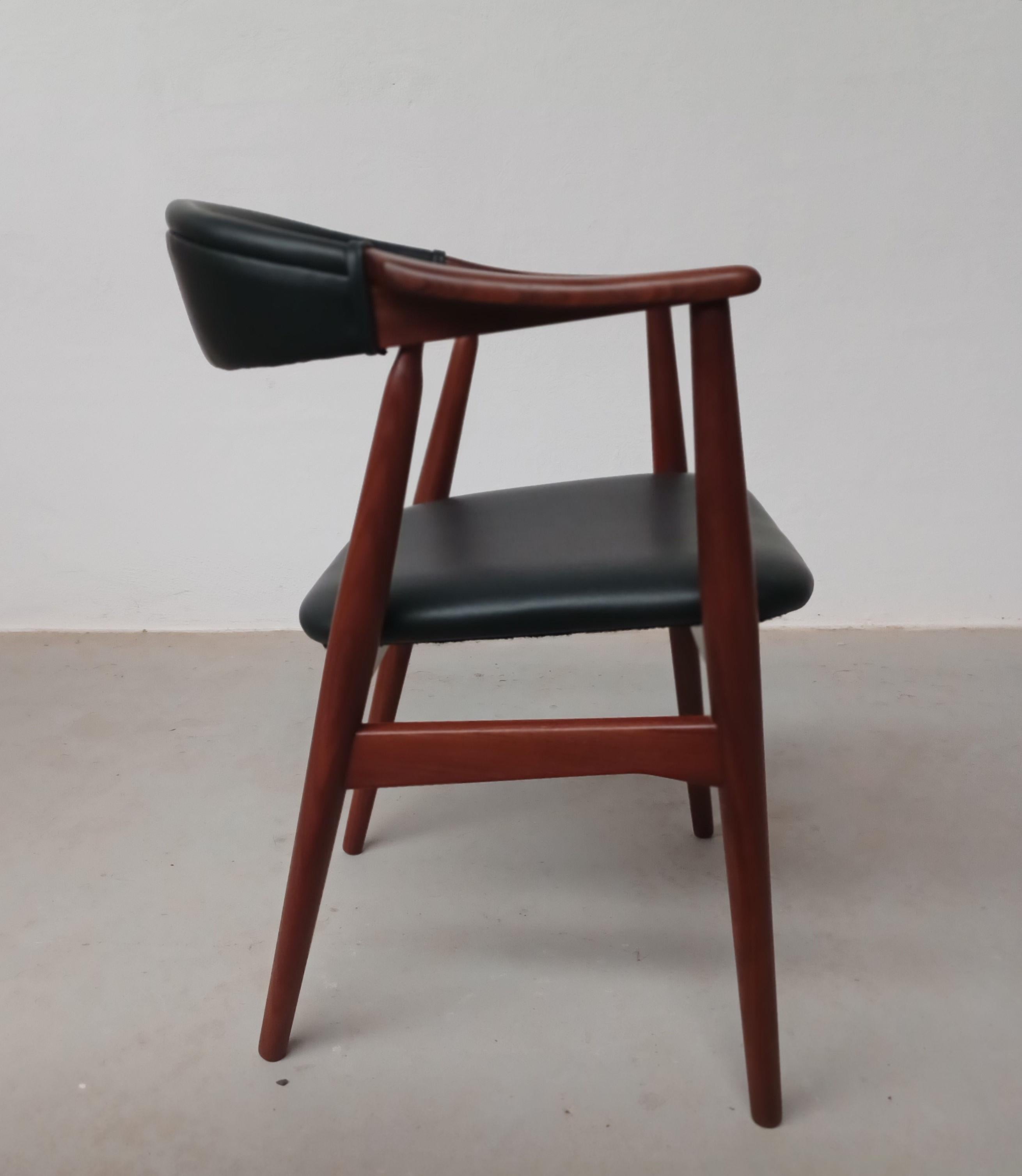 Th. Fauteuil Harlev en teck recouvert de cuir noir. Excellent état en vente 1