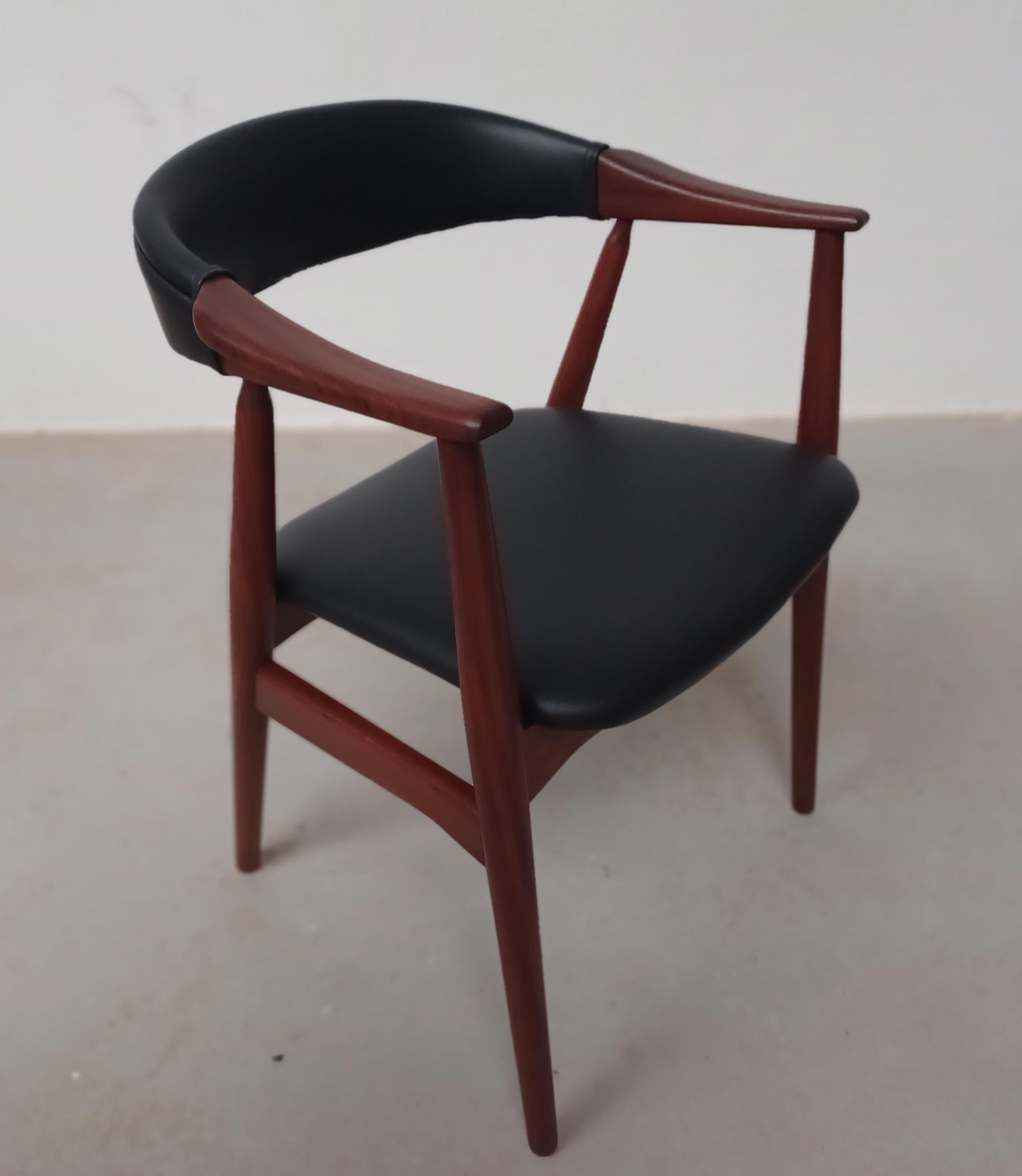 Th. Fauteuil Harlev en teck recouvert de cuir noir. Excellent état en vente 2