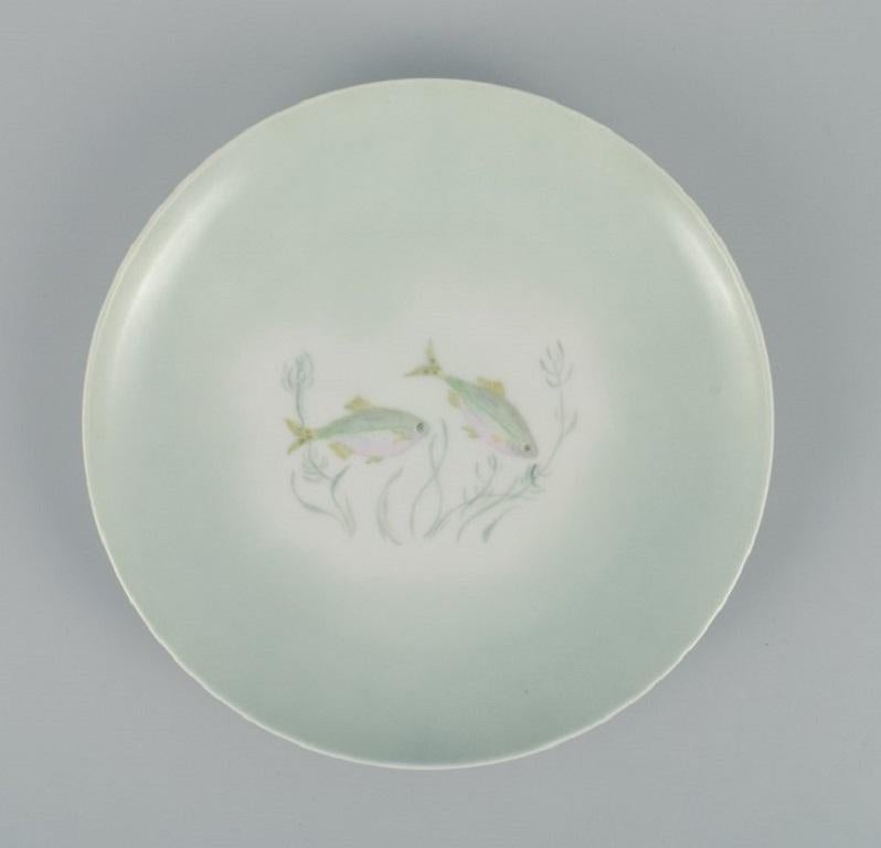 Th. Karlinder pour Bing & Grondahl.
Six assiettes à dîner en porcelaine peinte à la main avec des motifs de poissons.
1956.
En parfait état.
Première qualité d'usine.
Marqué.
Dimensions : D 23,5 cm.