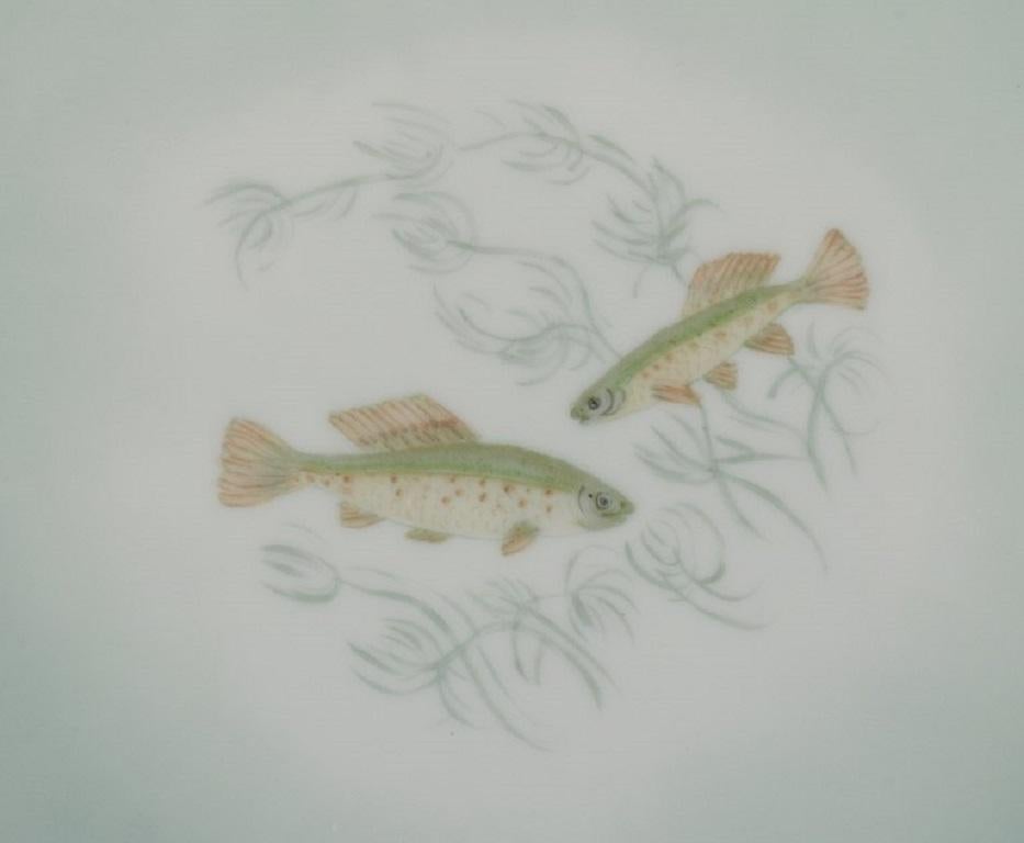 Th. Karlinder for Bing & Grondahl, Six Dinner Plates with Fish Motifs In Excellent Condition For Sale In Copenhagen, DK