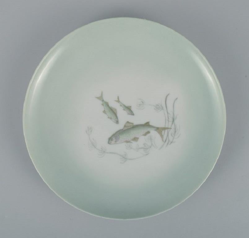 Th. Karlinder for Bing & Grondahl. Six Dinner Plates with Fish Motifs In Excellent Condition For Sale In Copenhagen, DK
