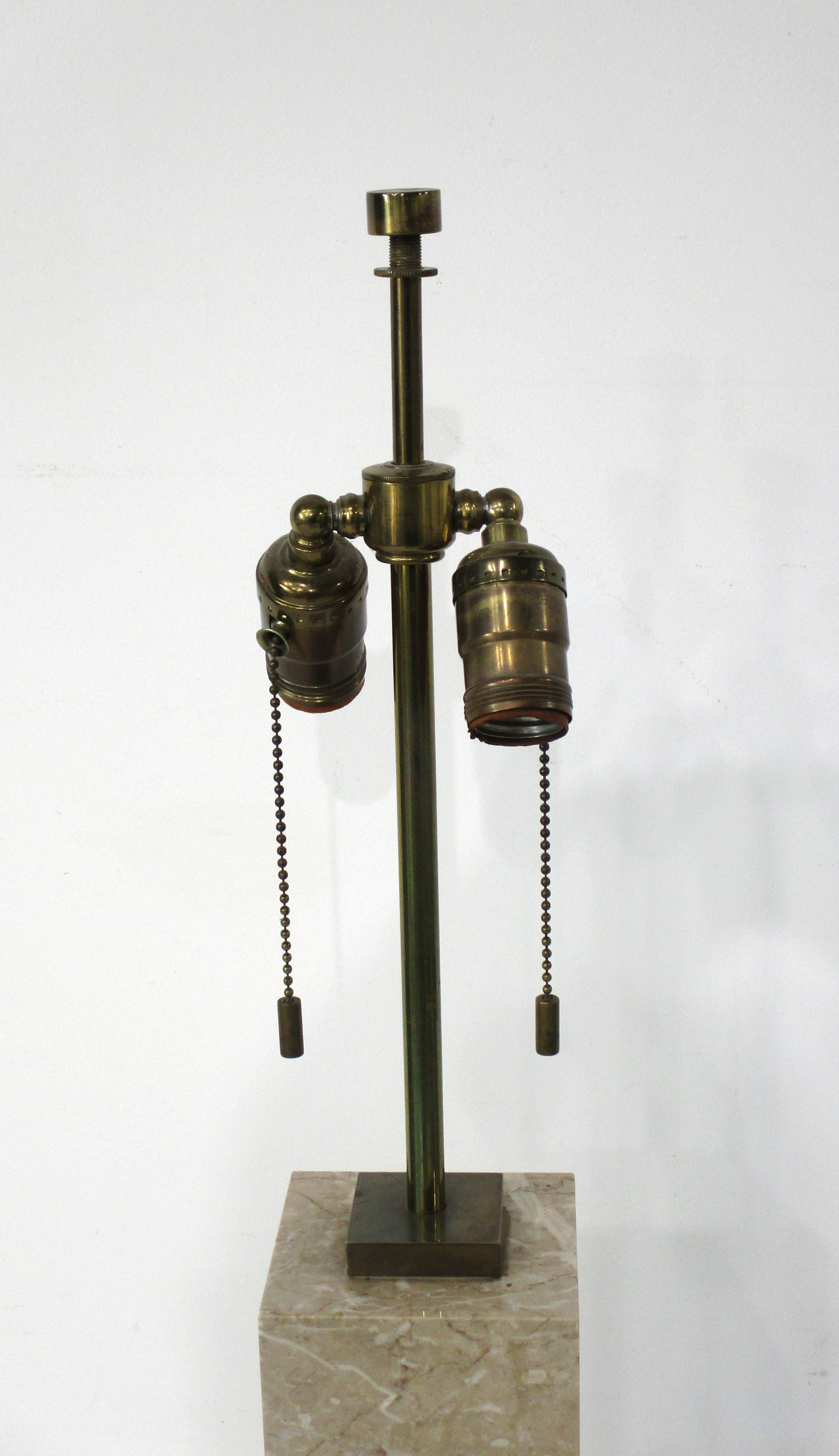 20ième siècle T.H. Lampe de table en marbre Robs John - Gibbings pour Hansen en vente