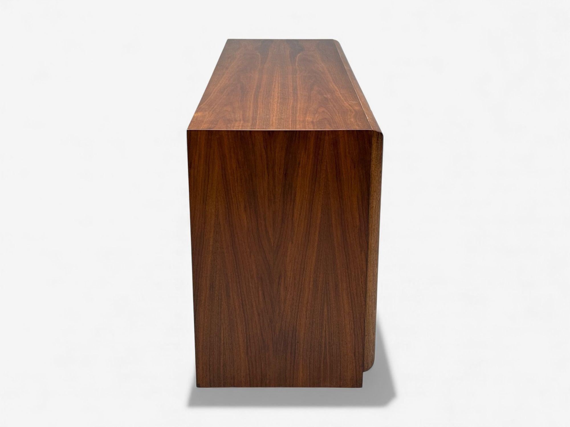 T.H. Robsjohn-Gibbings, American Modern, Walnut, Dresser, USA 1960s in vendita 3