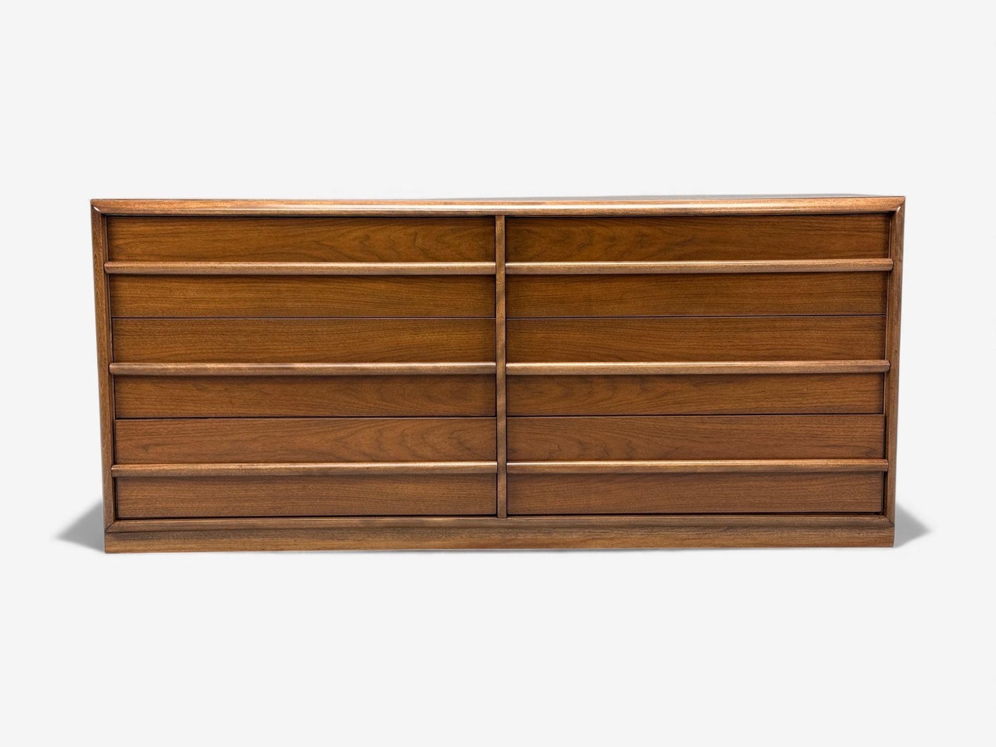 T.H. Robsjohn-Gibbings, Widdicomb, Mid-Century Modern, Double Dresser, Walnut, USA, 1960s

A fully refinished double dresser designed by T.H. Robsjohn-Gibbings for Widdicomb in the US c. 1960s. This example features six pull out drawers having