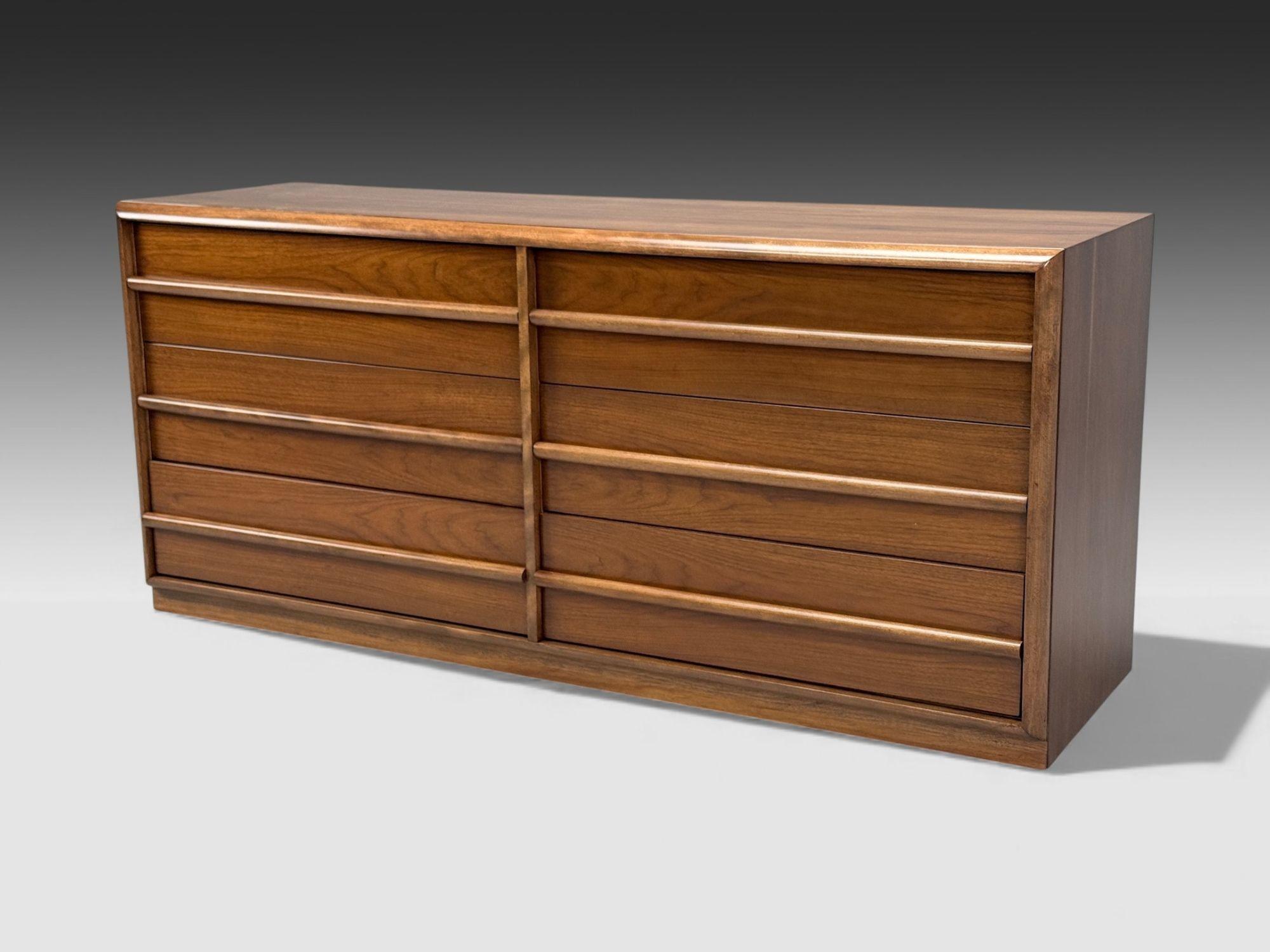 T.H. Robsjohn-Gibbings, American Modern, Walnut, Dresser, USA 1960s In condizioni buone in vendita a Manhasset, NY
