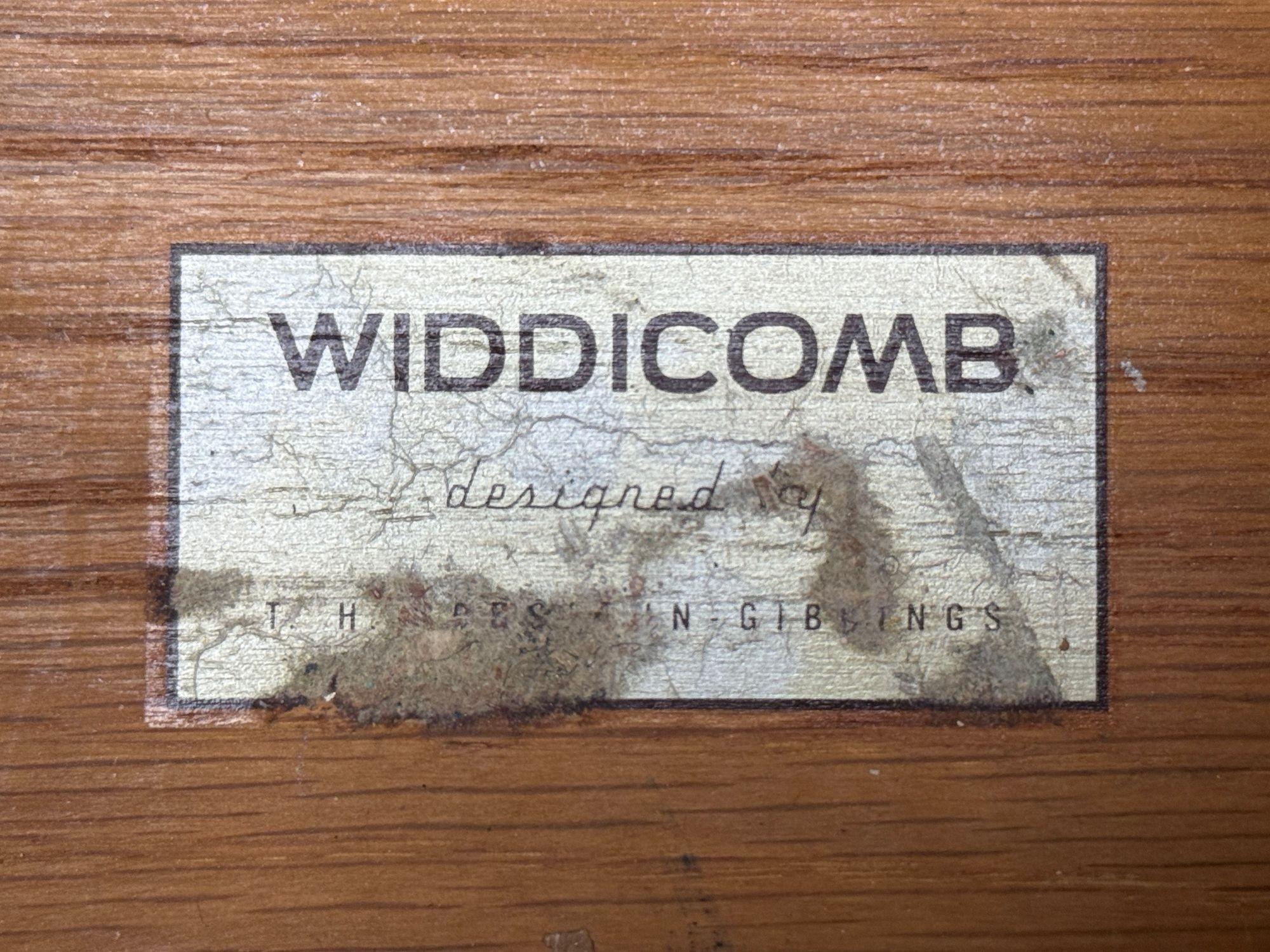 Metà XX secolo T.H. Robsjohn-Gibbings, American Modern, Walnut, Dresser, USA 1960s in vendita