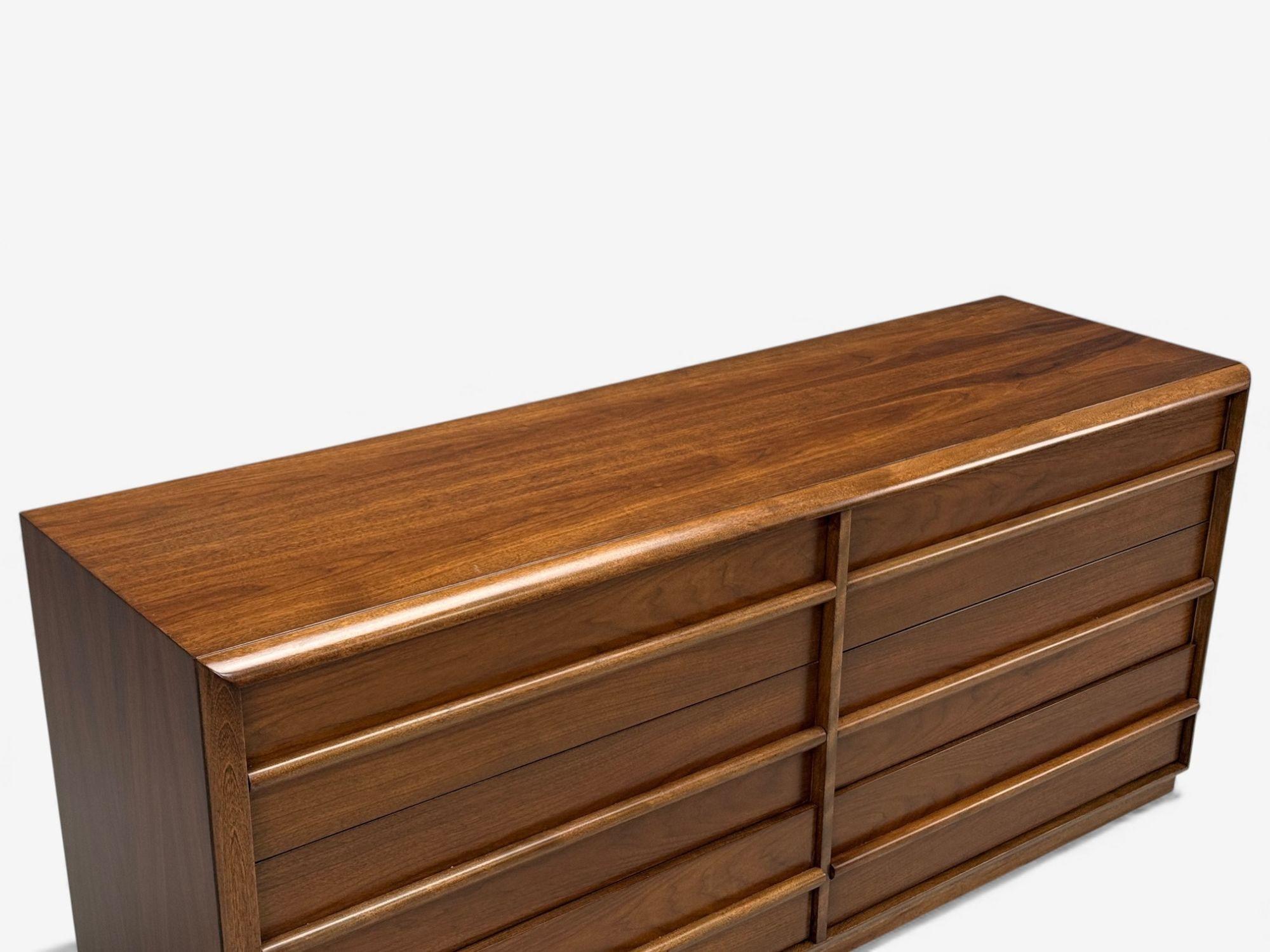 Noce T.H. Robsjohn-Gibbings, American Modern, Walnut, Dresser, USA 1960s in vendita