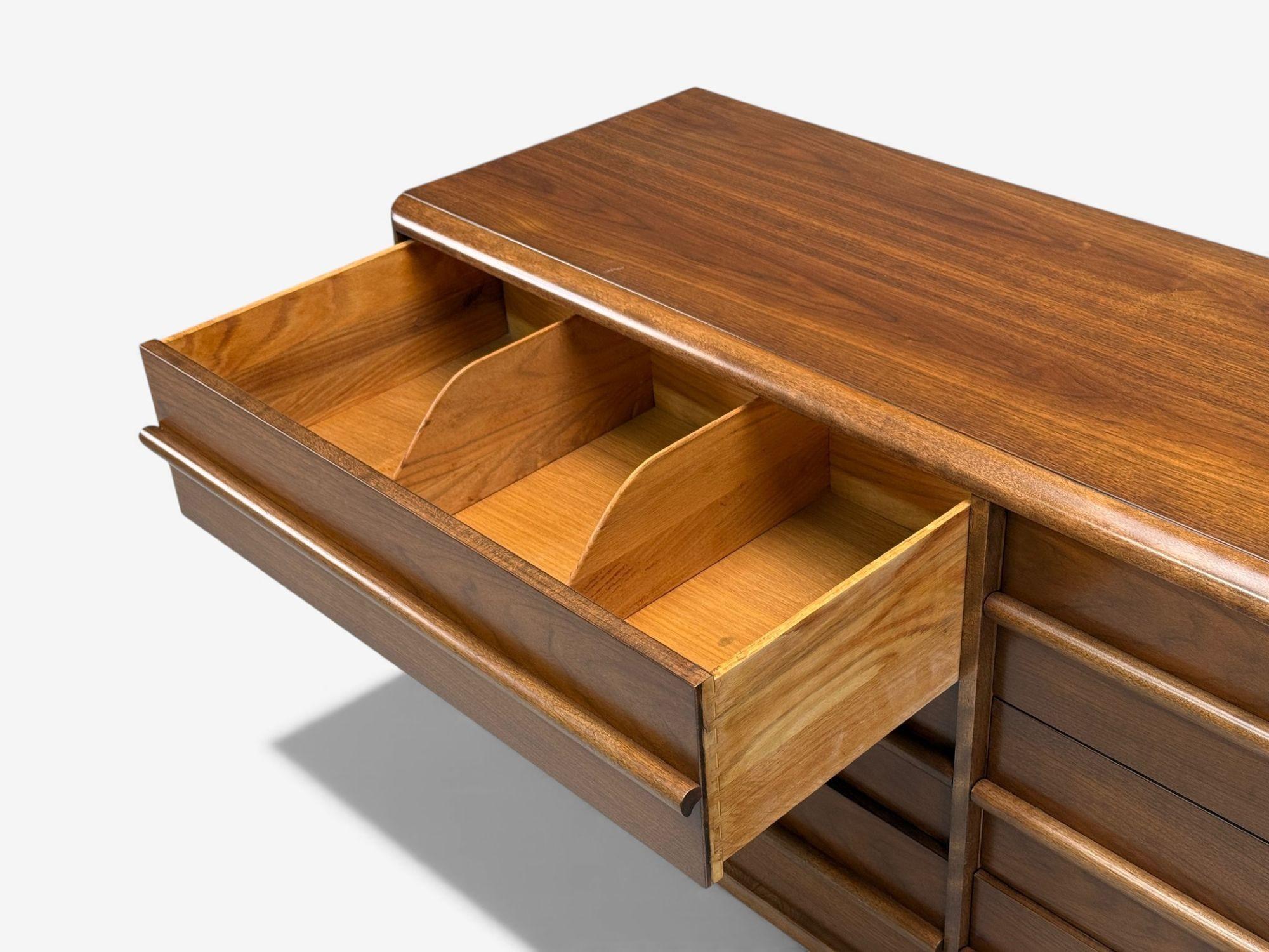 T.H. Robsjohn-Gibbings, American Modern, Walnut, Dresser, USA 1960s in vendita 1