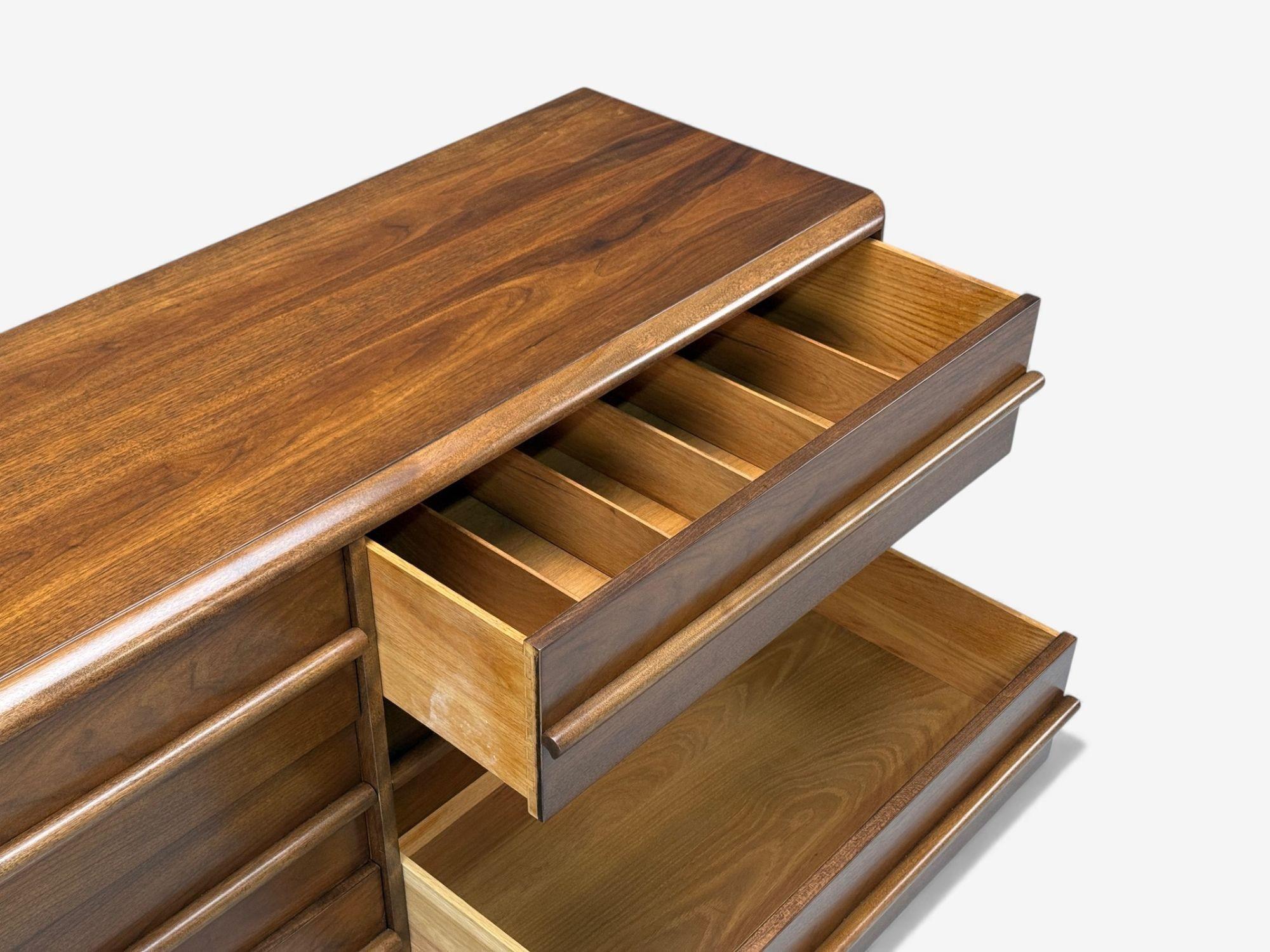 T.H. Robsjohn-Gibbings, American Modern, Walnut, Dresser, USA 1960s in vendita 2