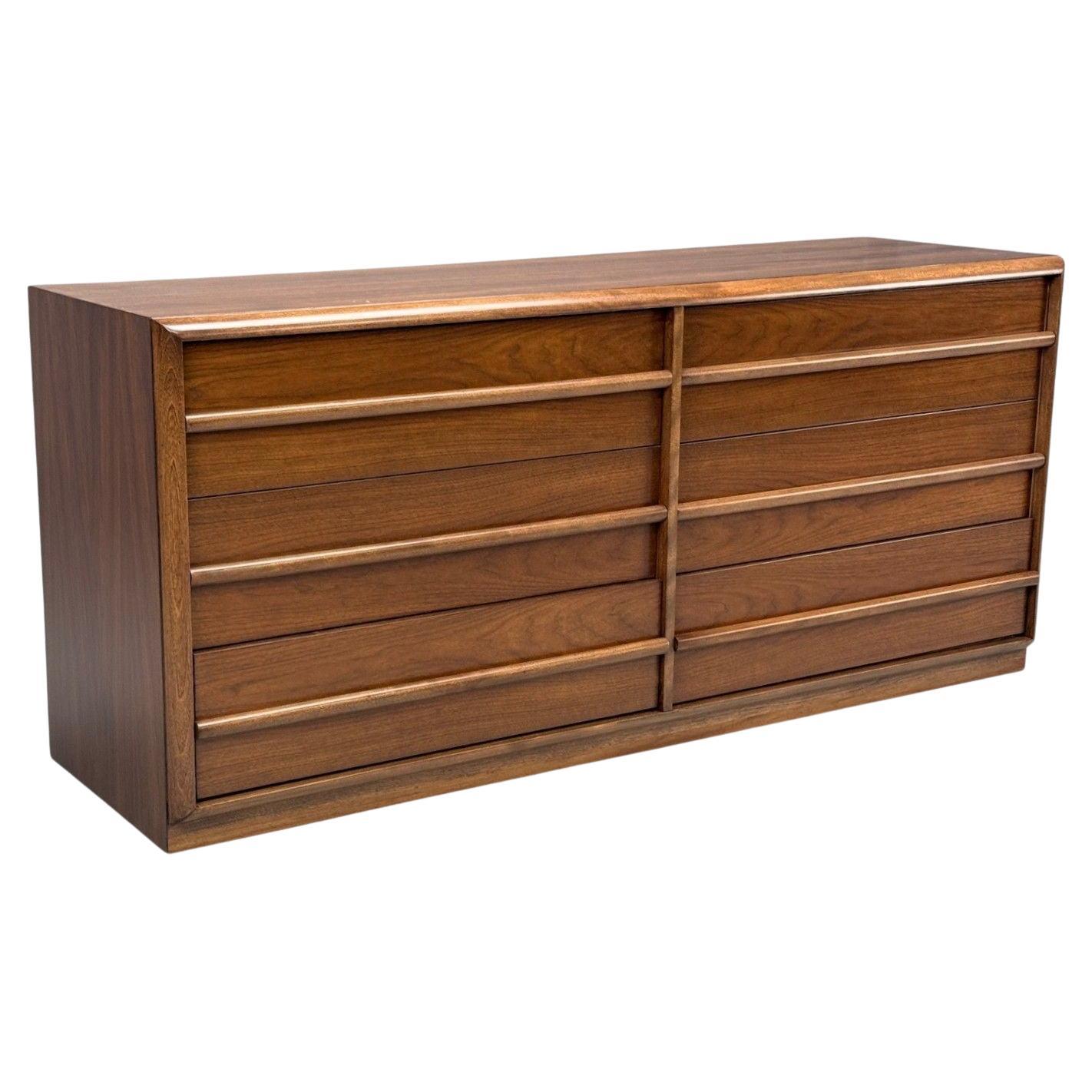 T.H. Robsjohn-Gibbings, American Modern, Walnut, Dresser, USA 1960s in vendita