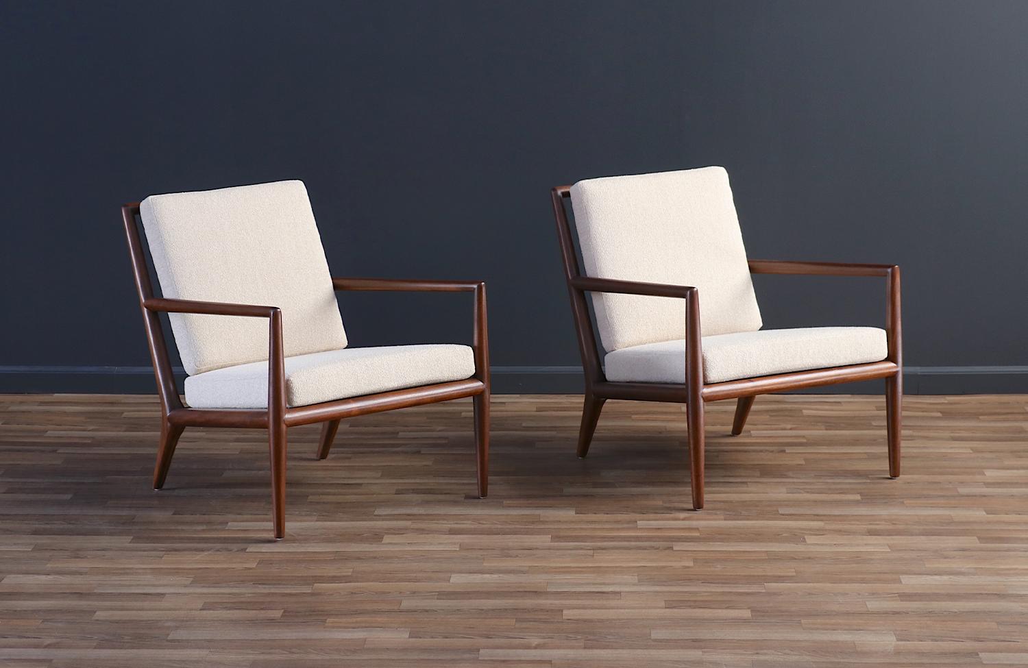 Elegantes tumbonas modernas diseñadas por T.H. Robsjohn-Gibbings en colaboración con la famosa empresa Widdicomb Furniture de Estados Unidos durante la década de 1950. Estas tumbonas ergonómicas de mediados de siglo tienen un armazón de madera