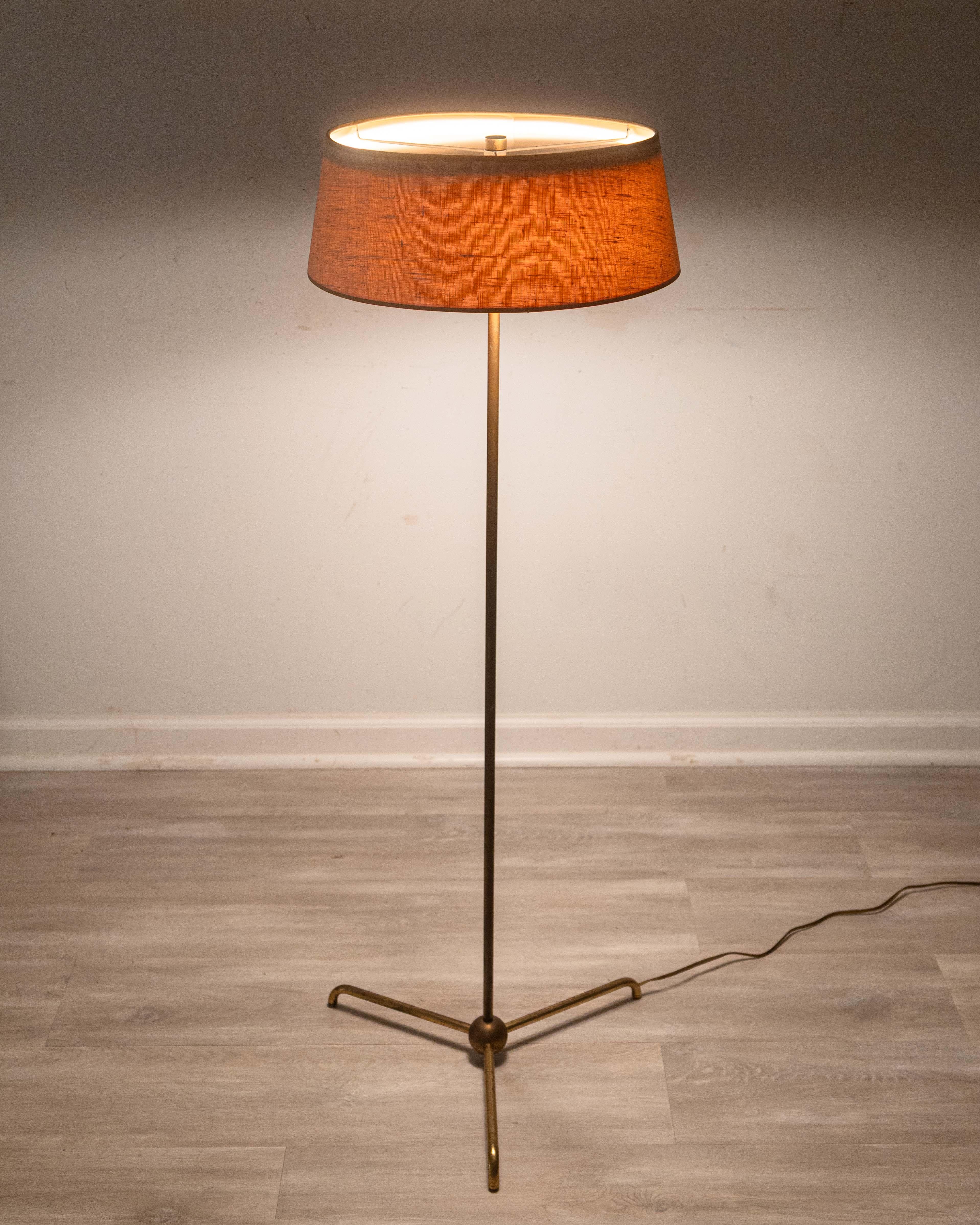 A T.H. Lámpara de pie Robsjohn-Gibbings para Hansen Lighting Nueva York. Esta hermosa lámpara de pie clásica de mediados de siglo tiene una estructura de latón. La base presenta un conjunto de tres patas de trípode unidas a un centro globular, que