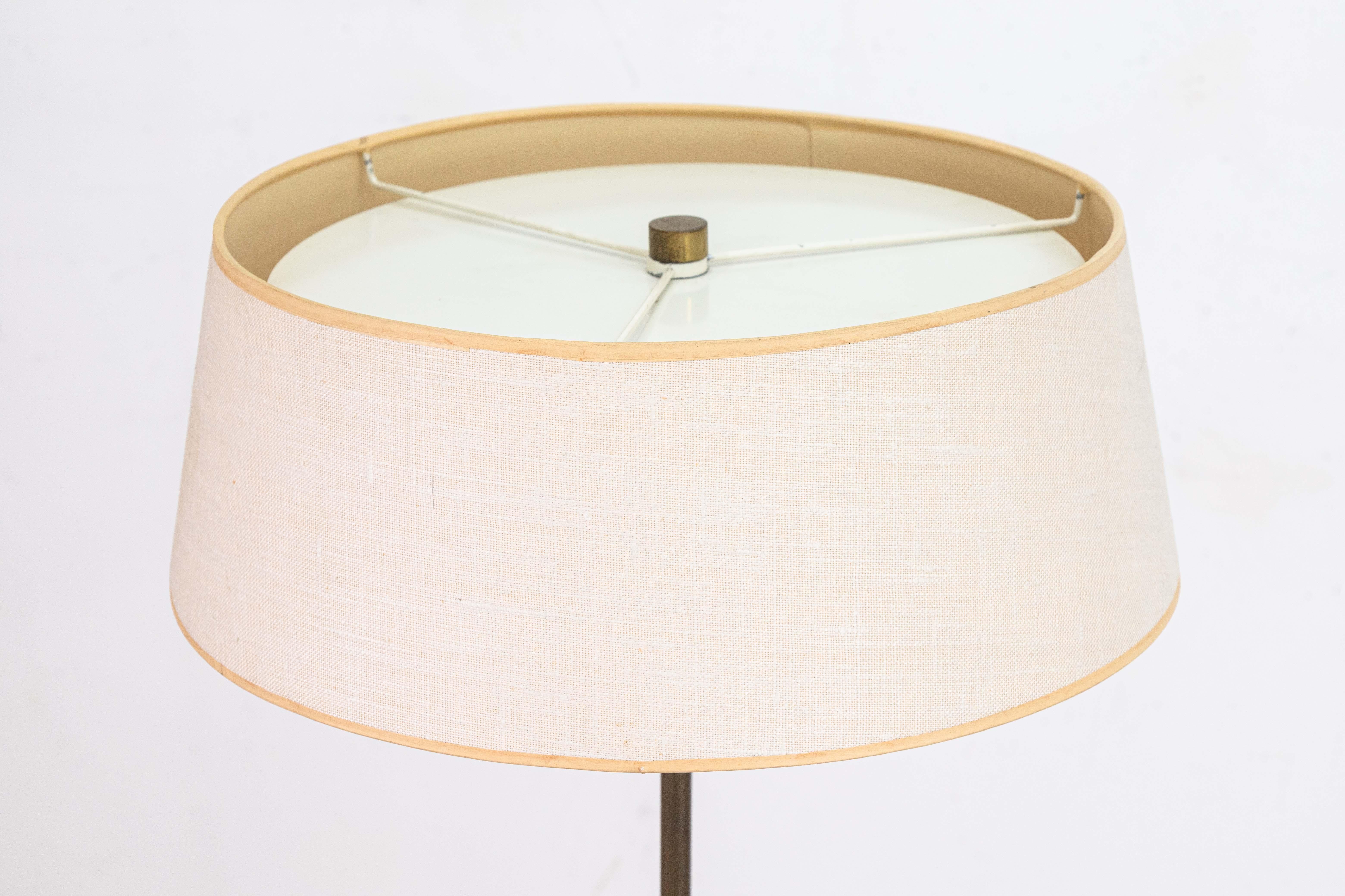 T.H. Robsjohn-Gibbings Lámpara de pie de latón para Hansen Lighting New York Circa 1950s Estadounidense en venta