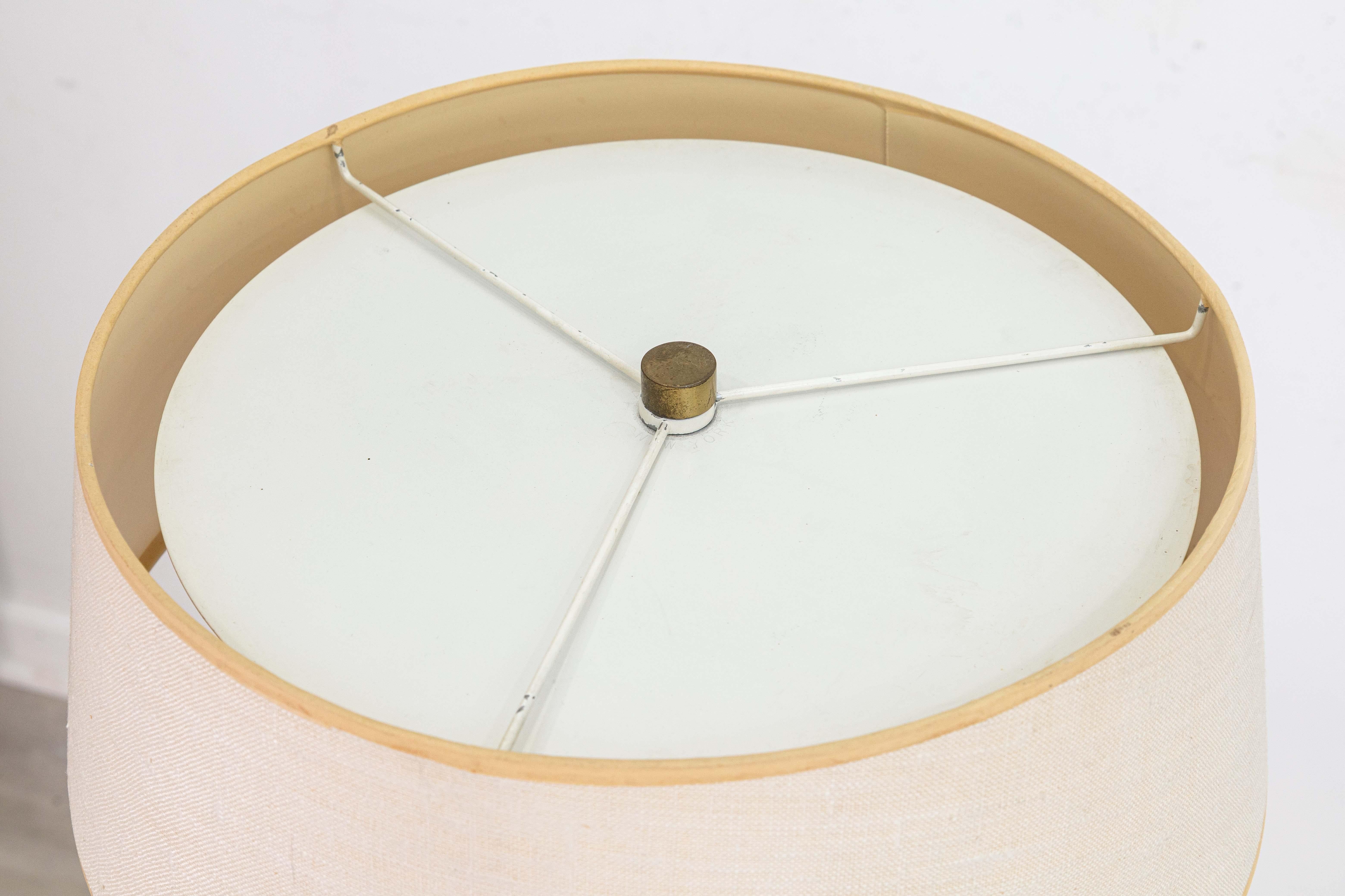 T.H. Robsjohn-Gibbings Lámpara de pie de latón para Hansen Lighting New York Circa 1950s en Bueno estado para la venta en Keego Harbor, MI