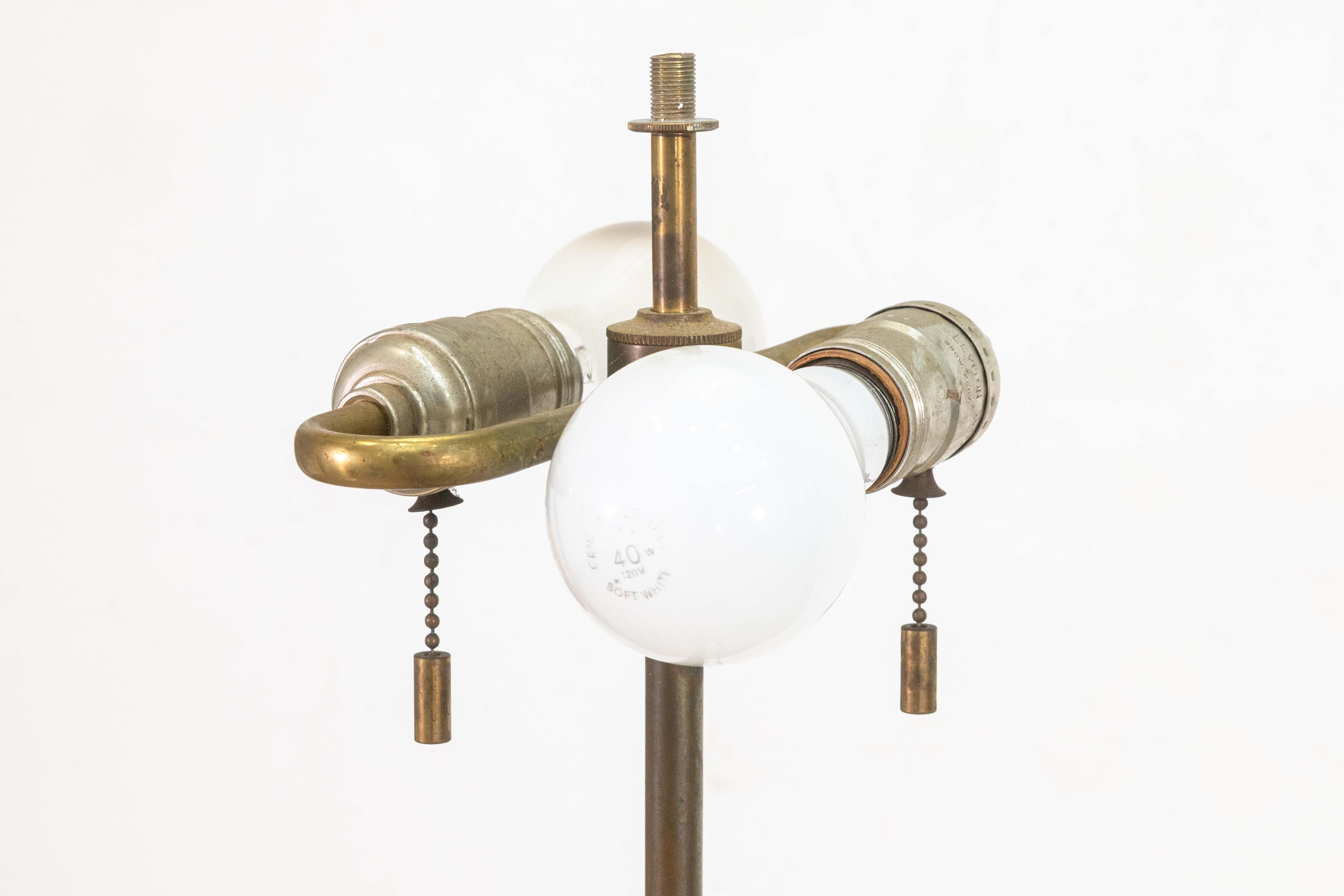 T.H. Robsjohn-Gibbings Lámpara de pie de latón para Hansen Lighting New York Circa 1950s Metal en venta