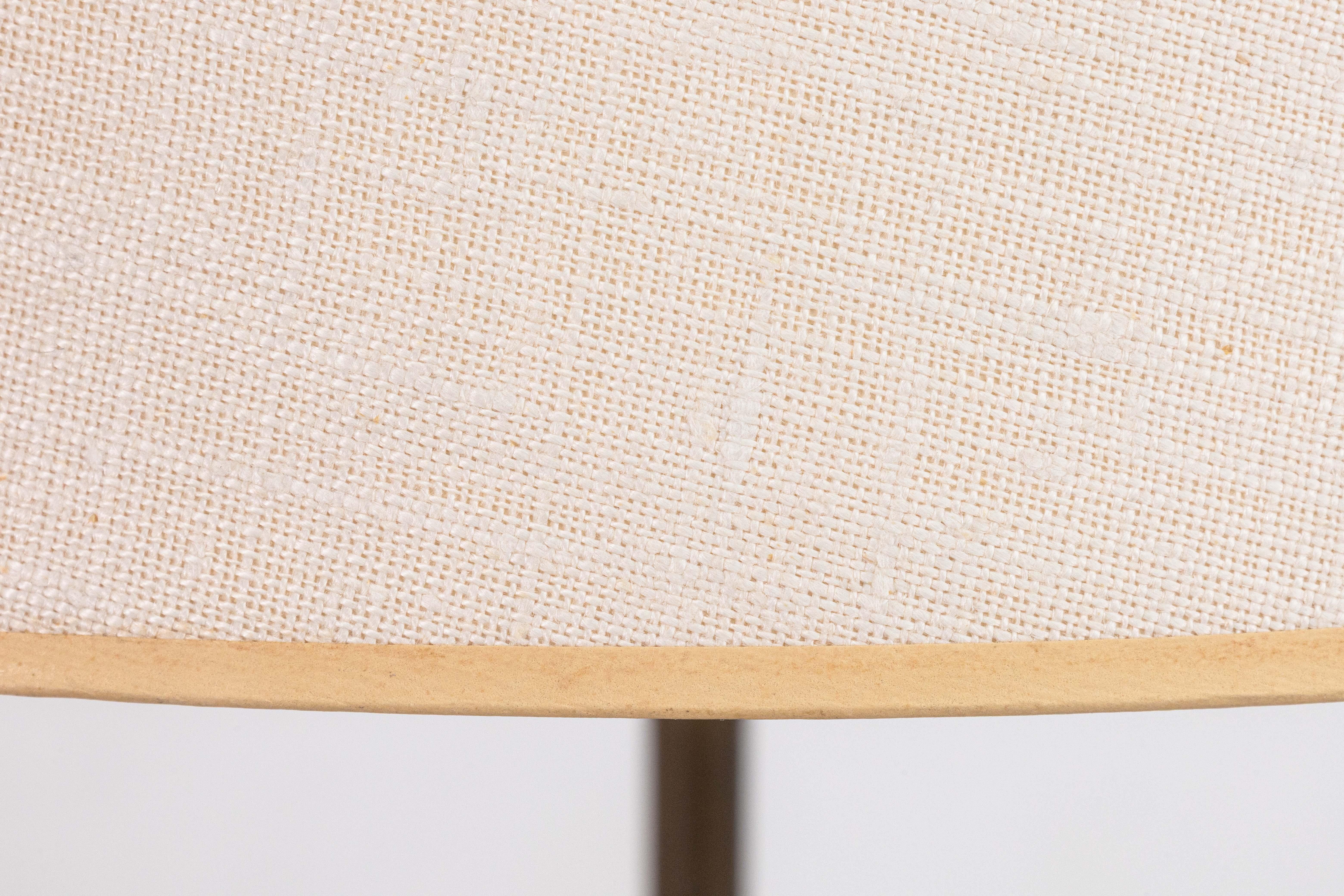 T.H. Robsjohn-Gibbings Lámpara de pie de latón para Hansen Lighting New York Circa 1950s en venta 1