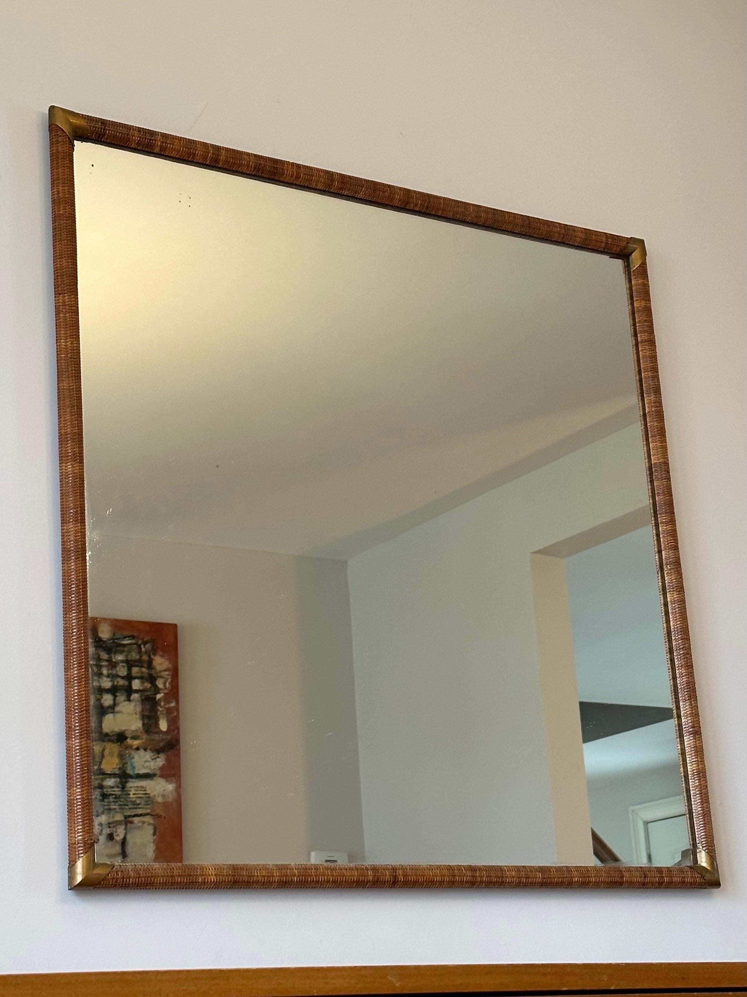Ein großer Wandspiegel, entworfen von T.H Robsjohn-Gibbings für Widdicomb. Der Spiegel ist mit Schilfrohr umwickelt und hat Ecken aus Messing. Dieser Spiegel stammt aus einer der begehrtesten Schlafzimmerlinien von Gibbings, obwohl die Größe des