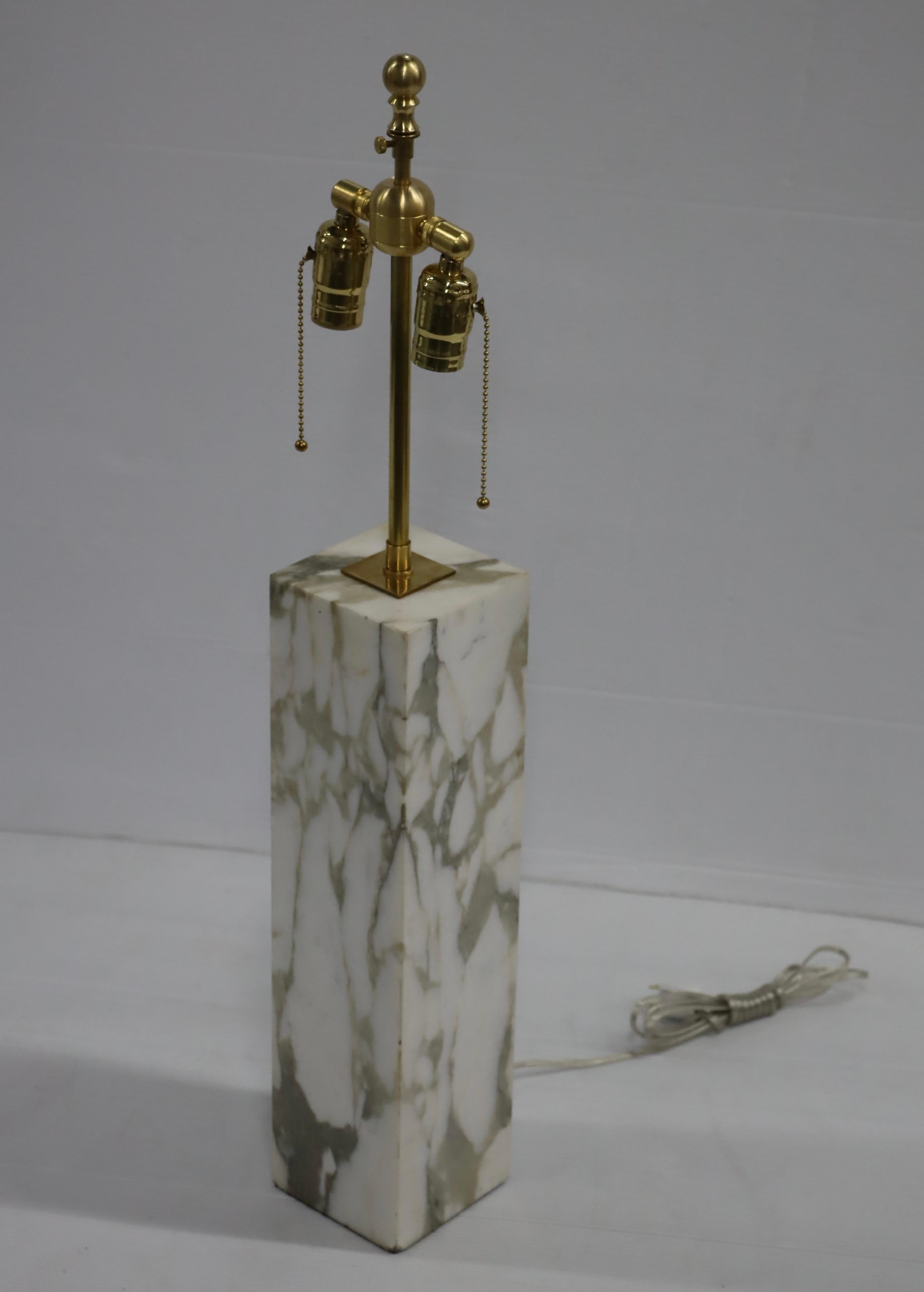 1960er Jahre Mid-Century Modern Carrara-Marmor mit Messingbeschlägen große Tischlampe entworfen von T.H. Robsjohn Gibbings, in Vintage-Zustand mit einigen Abnutzungserscheinungen und Patina aufgrund von Alter und Gebrauch, es gibt einige Chips auf