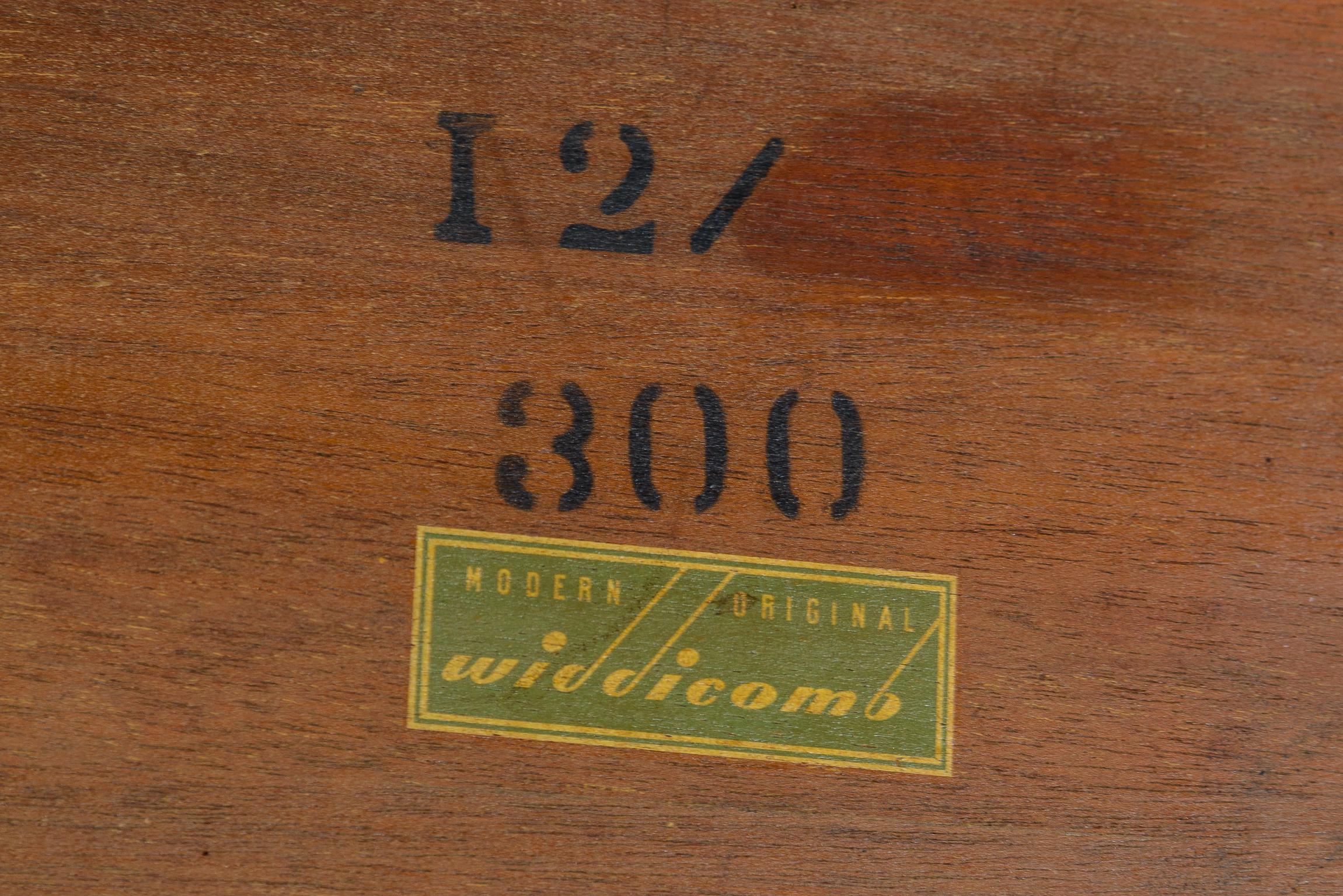 Acajou Table grenouille de palmier sculptée de TH Robsjohn- Gibbings en vente