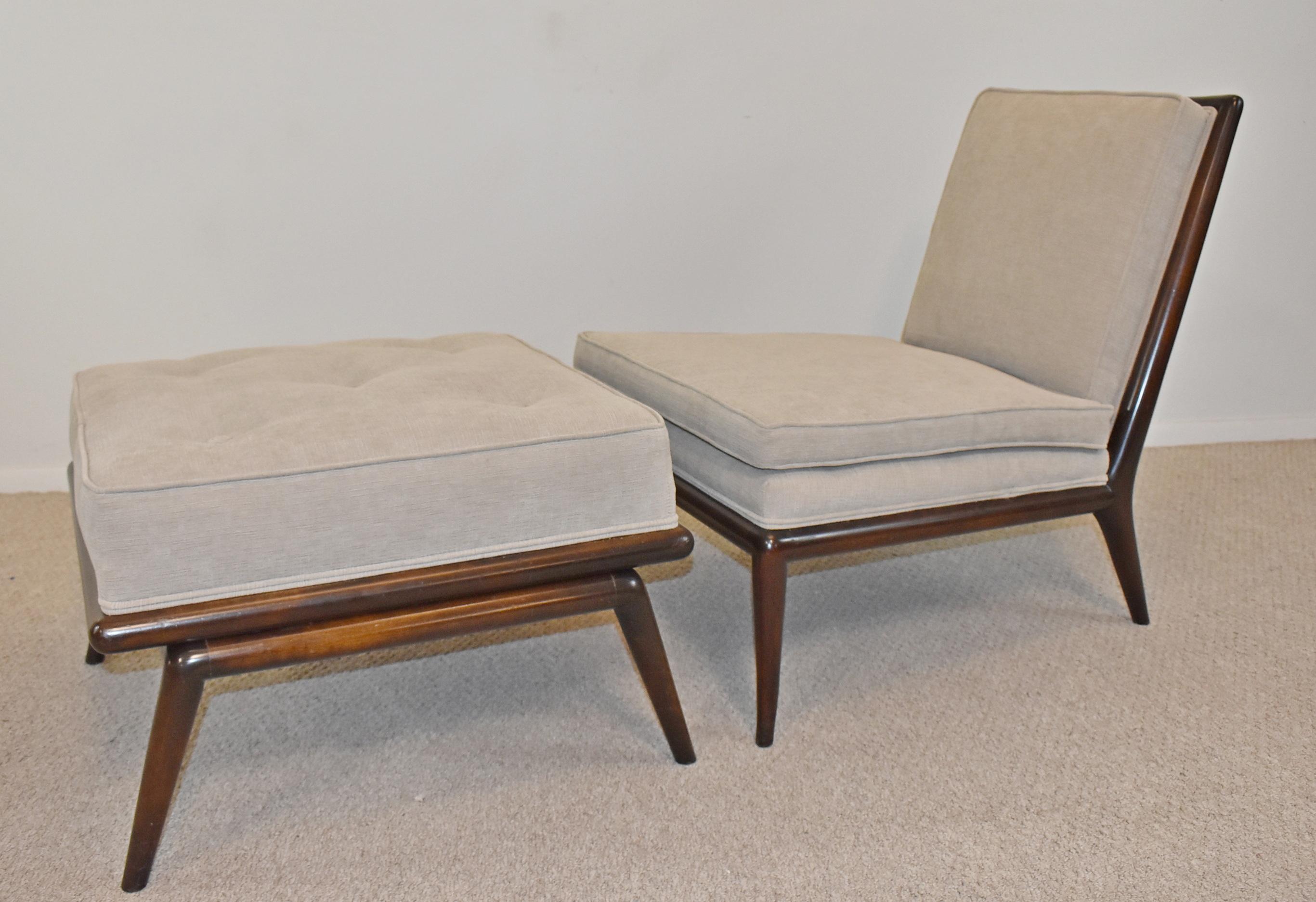 T.H. Chaise et ottoman Robsjohn-Gibbings pour Widdicomb Furniture. T.H. Robsjohn-Gibbings (1905-1976) a produit et soigné une ligne de mobilier moderniste pour Widdicomb de 1943 à 1956. La tapisserie texturée gris clair et la finition d'origine des