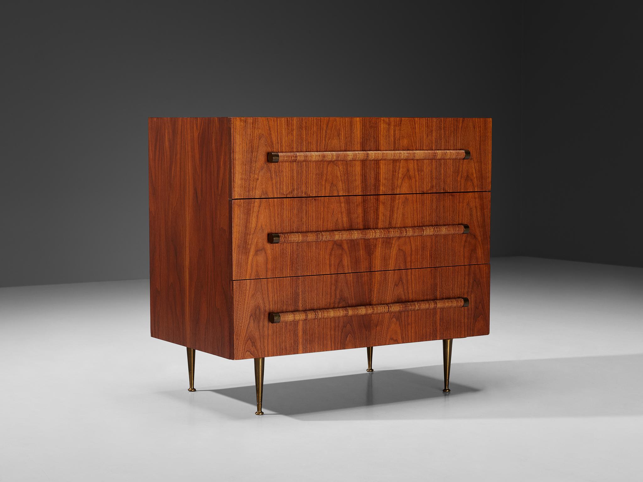 T.H. Robsjohn-Gibbings für Widdicomb Furniture Co., Kommode, Nussbaum, Schilfrohr, Messing, Vereinigte Staaten, 1950er Jahre

Diese schöne Kommode wurde vom britischen Designer T.H. entworfen. Robsjohn-Gibbings für Widdicomb Furniture Co. Dieses in