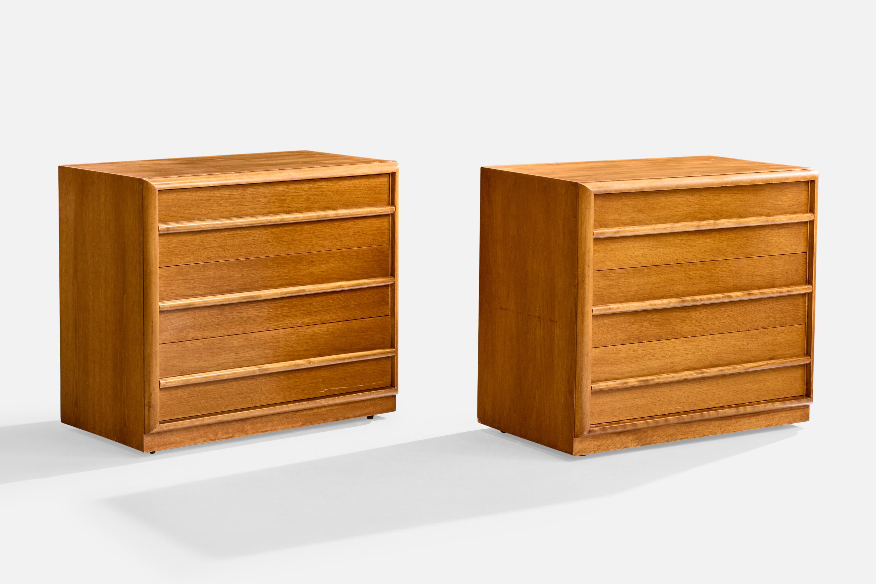 Un par de cómodas de nogal diseñadas por T.H. Robsjohn-Gibbings y producido por Widdicomb, EEUU, c. 1950s.

Dimensiones totales (pulgadas): 31,125