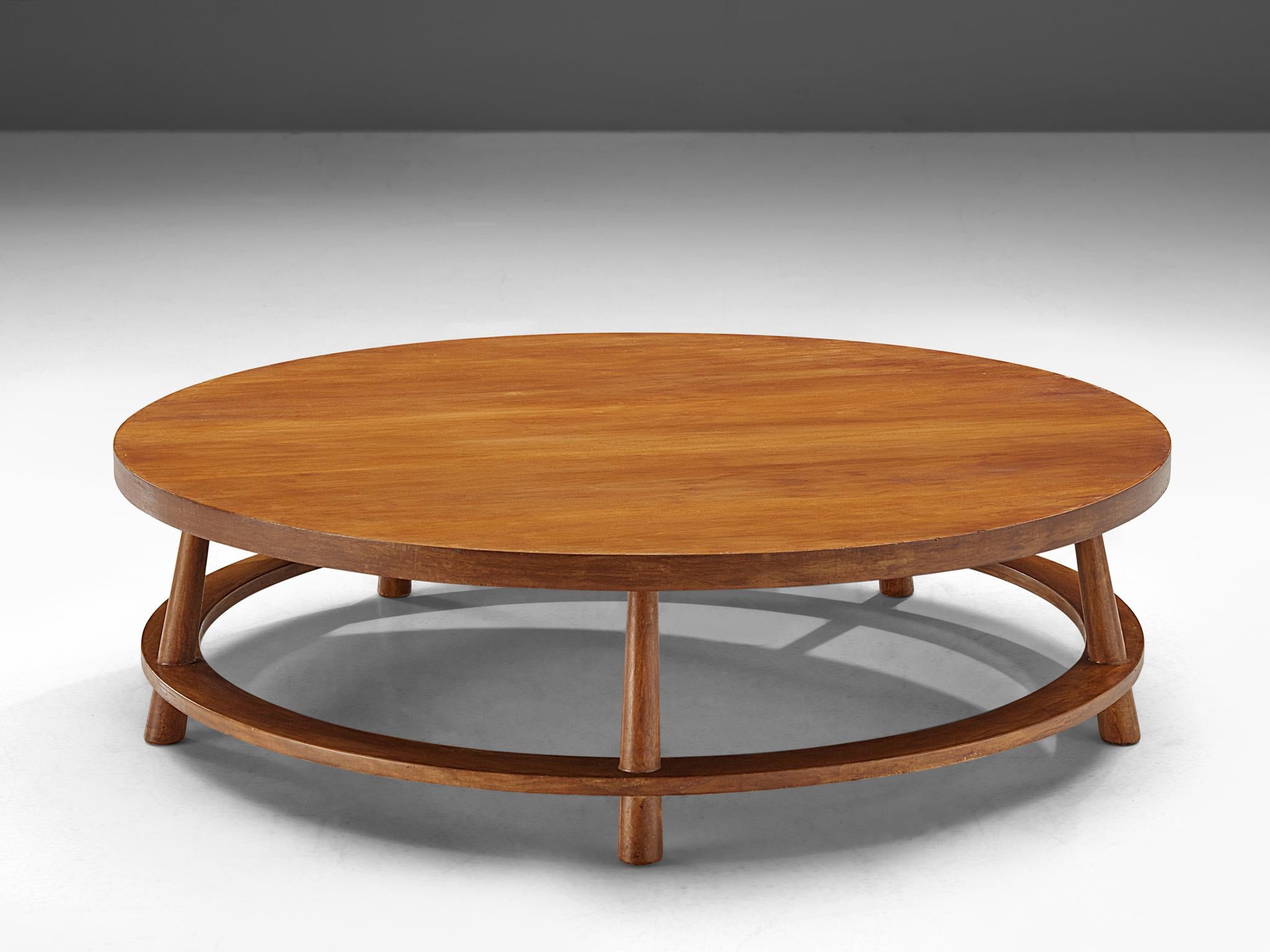 T.H. Robsjohn-Gibbings for Widdicomb, coffee table '48', walnut, United States, 1948.

This round coffee table is designed by Robsjohn-Gibbings for Widdicomb in 1948. The table features a solid walnut frame and a walnut top. It stands on five