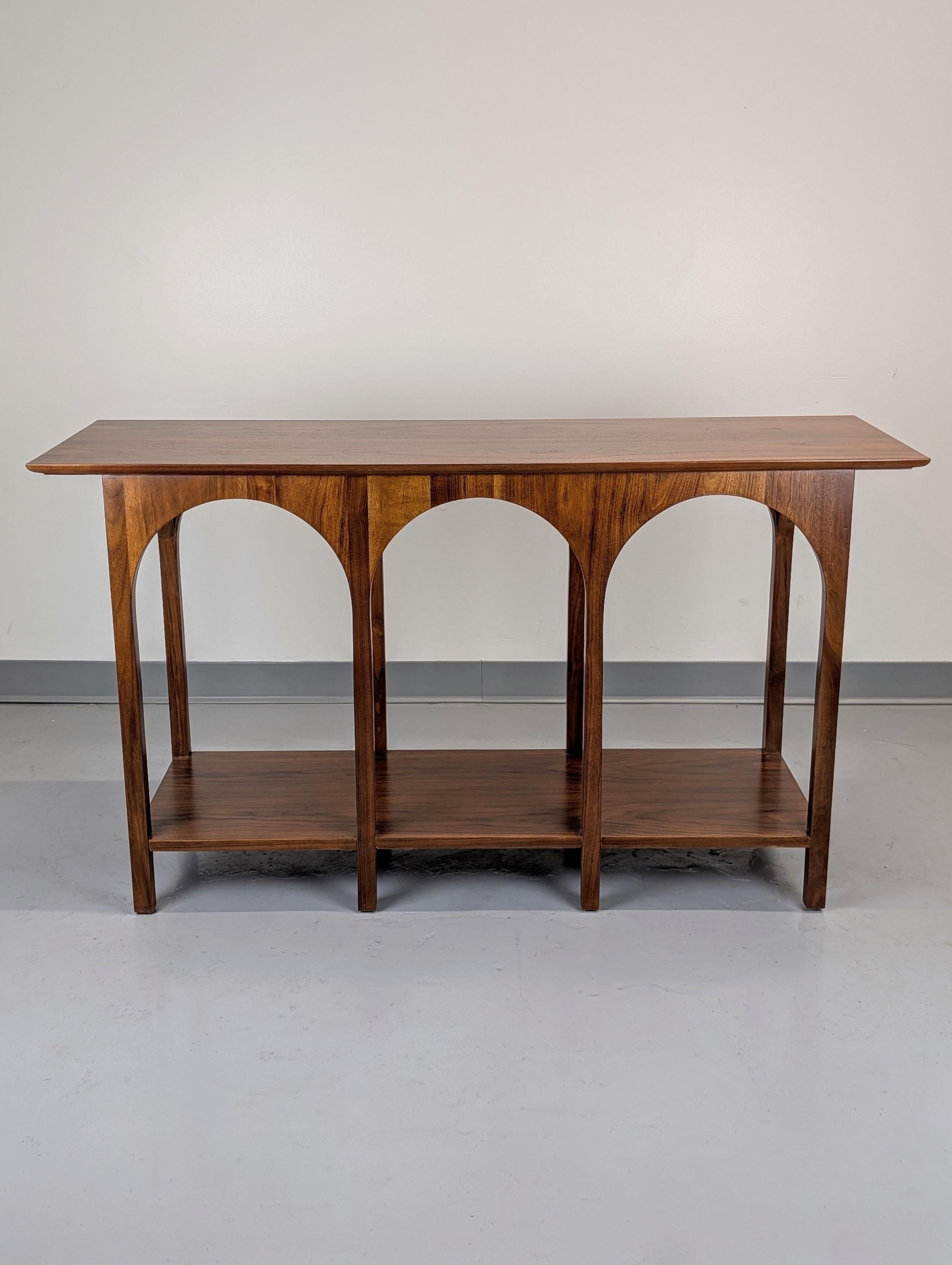 T.H. Robsjohn-Gibbings Colosseum Walnut Console Table Model #3360 for Widdicomb en Bueno estado para la venta en Lynn, MA