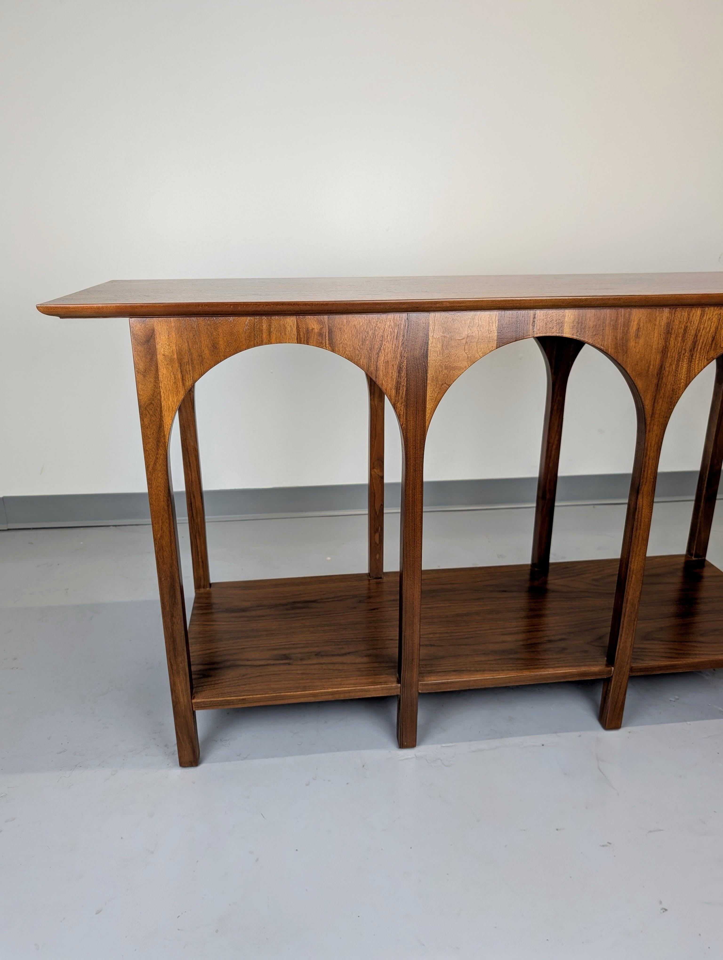 T.H. Robsjohn-Gibbings Colosseum Walnut Console Table Model #3360 for Widdicomb siglo XX en venta