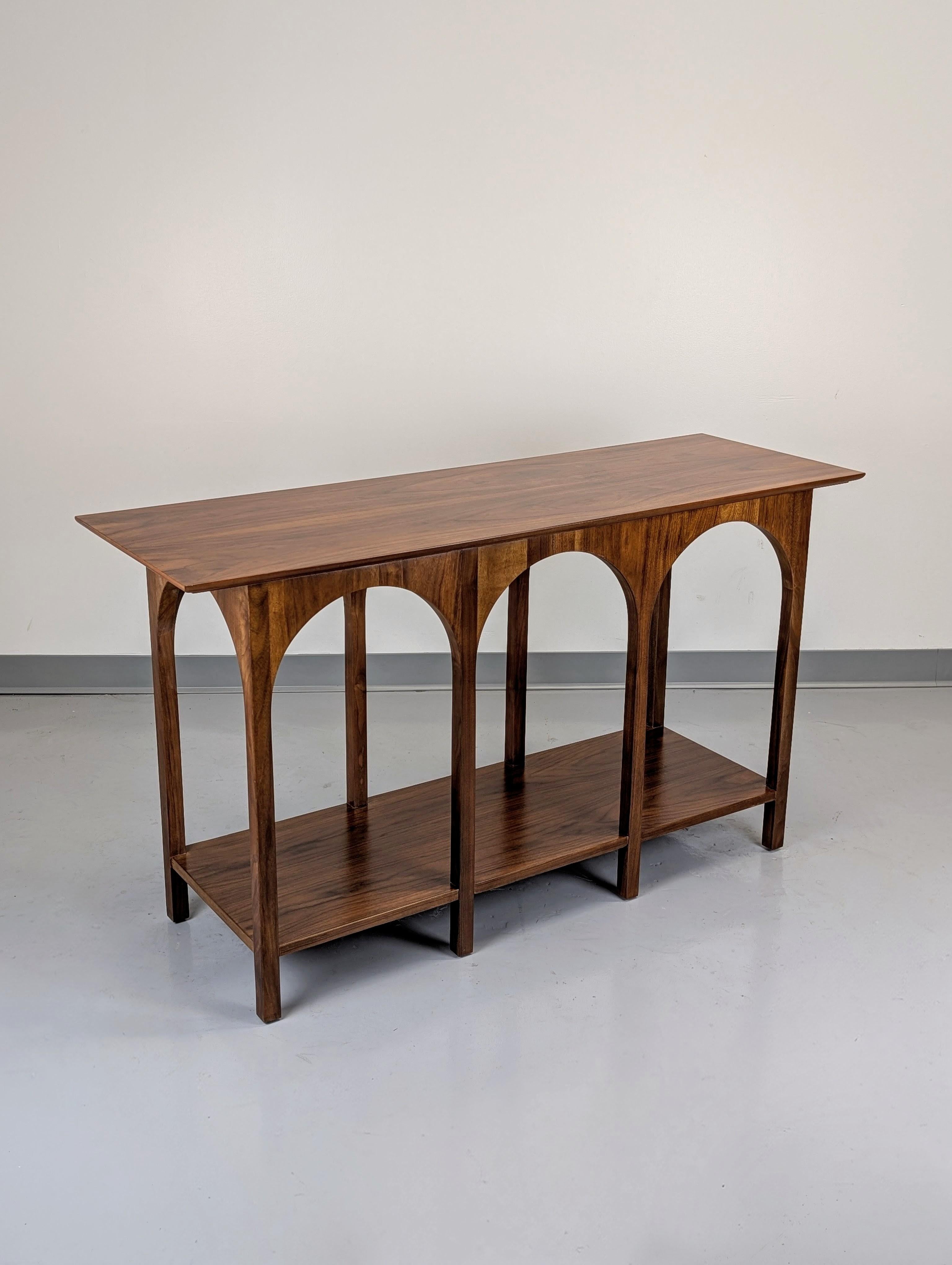 T.H. Robsjohn-Gibbings Colosseum Walnut Console Table Model #3360 for Widdicomb Nogal en venta